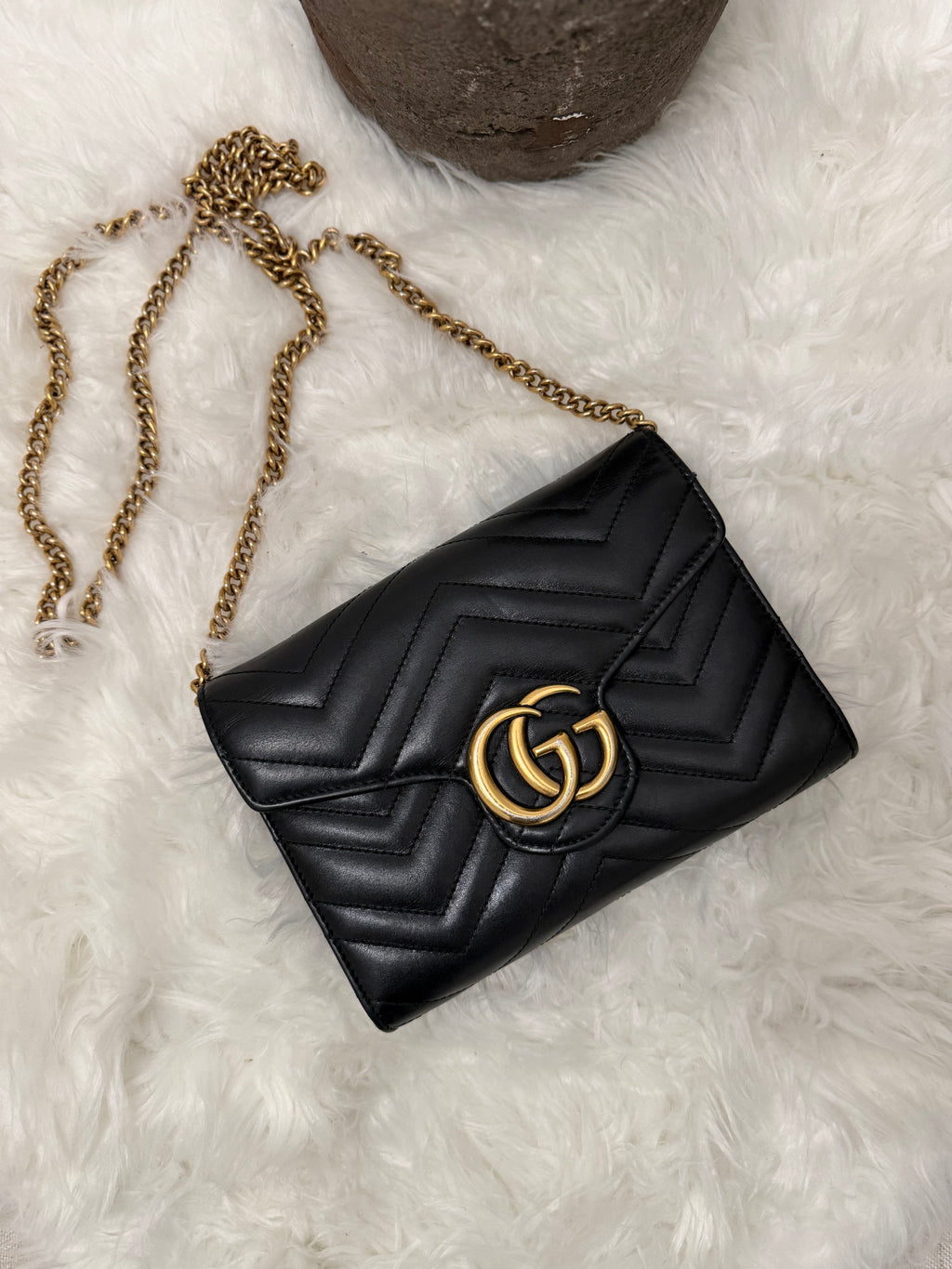 GUCCI GG MARMONT CHEVRON LEATHER WALLET ON CHAIN