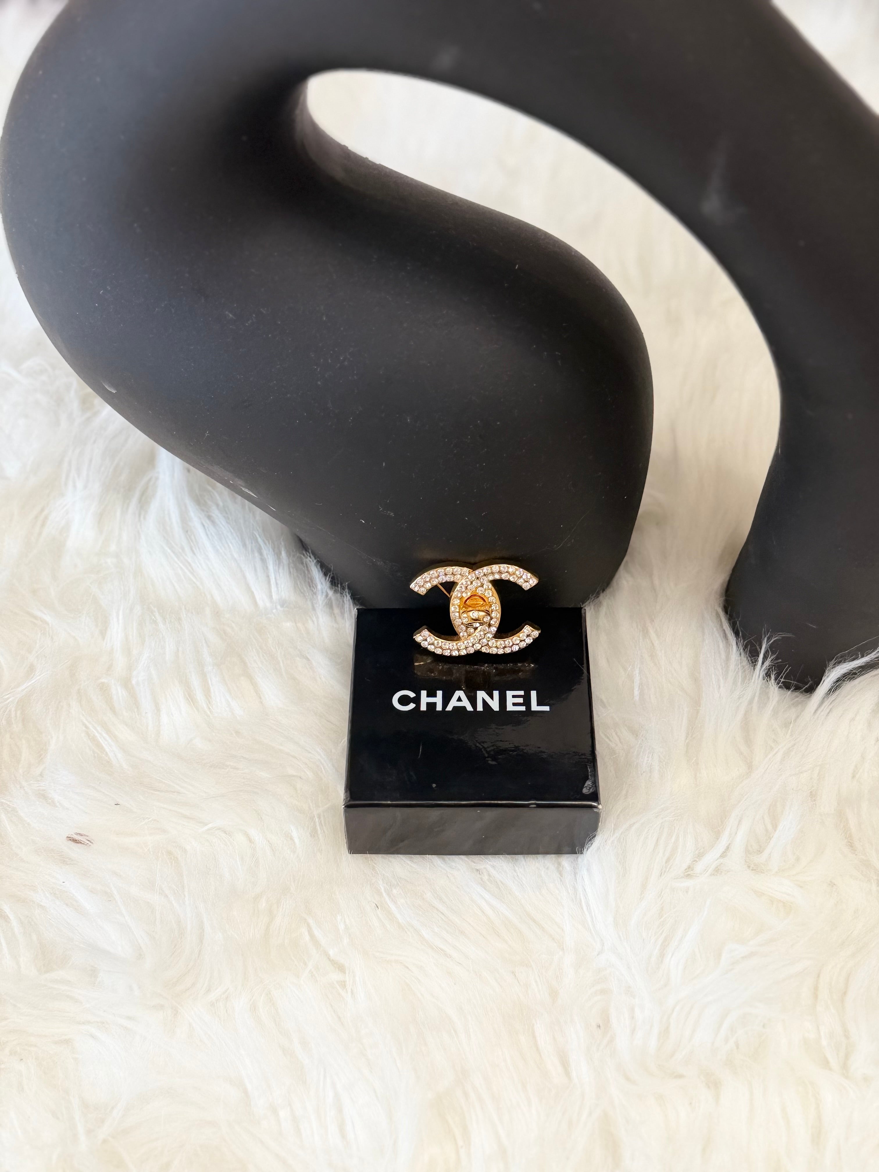 CHANEL Turnlock CC crystal Brooch