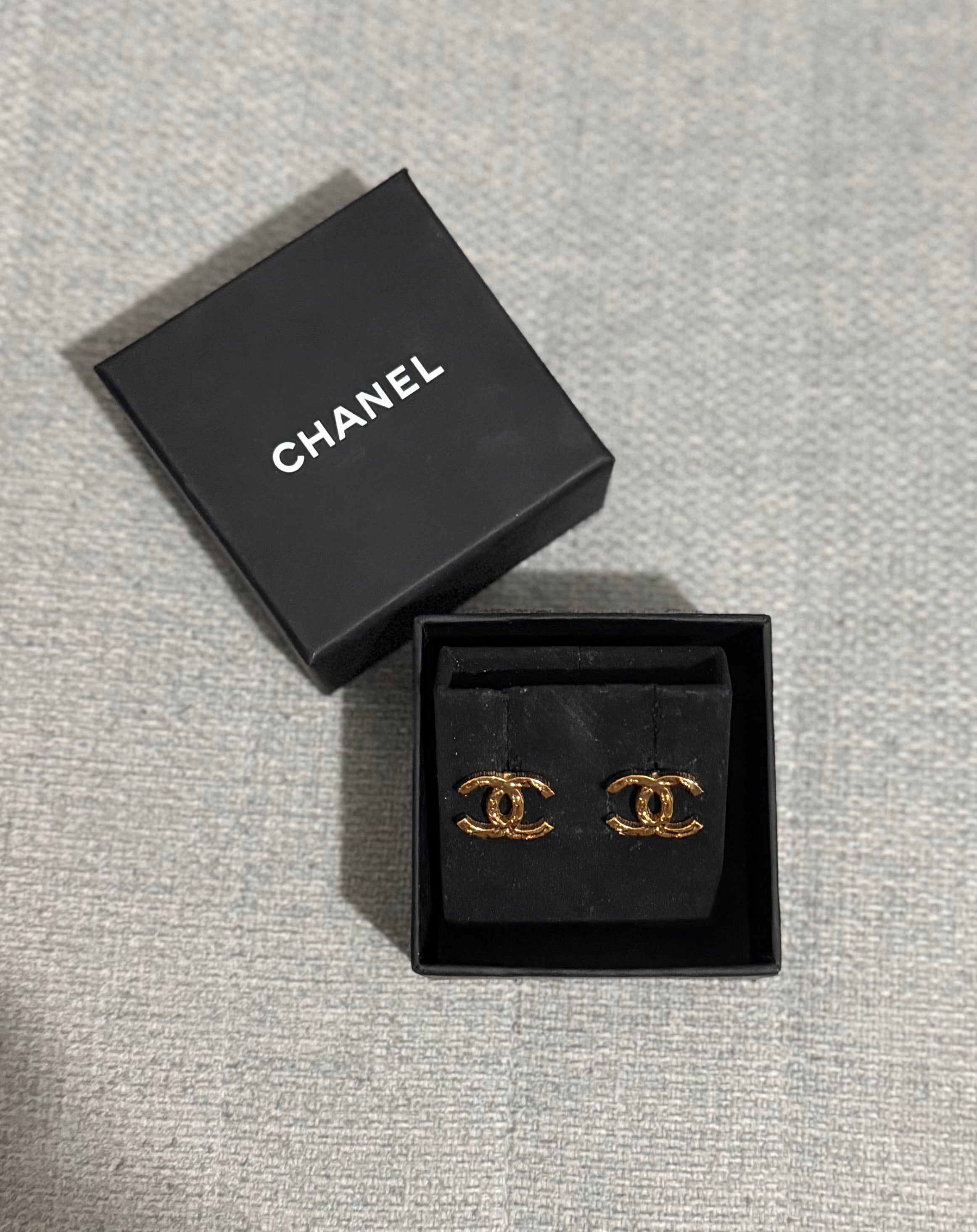 CHANEL CC INTERLOCKING EARRINGS