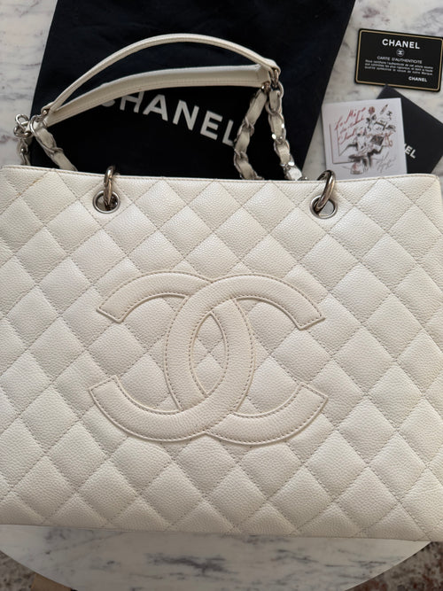 CHANEL GRAND TOTE IN CAVIAR LEATHER