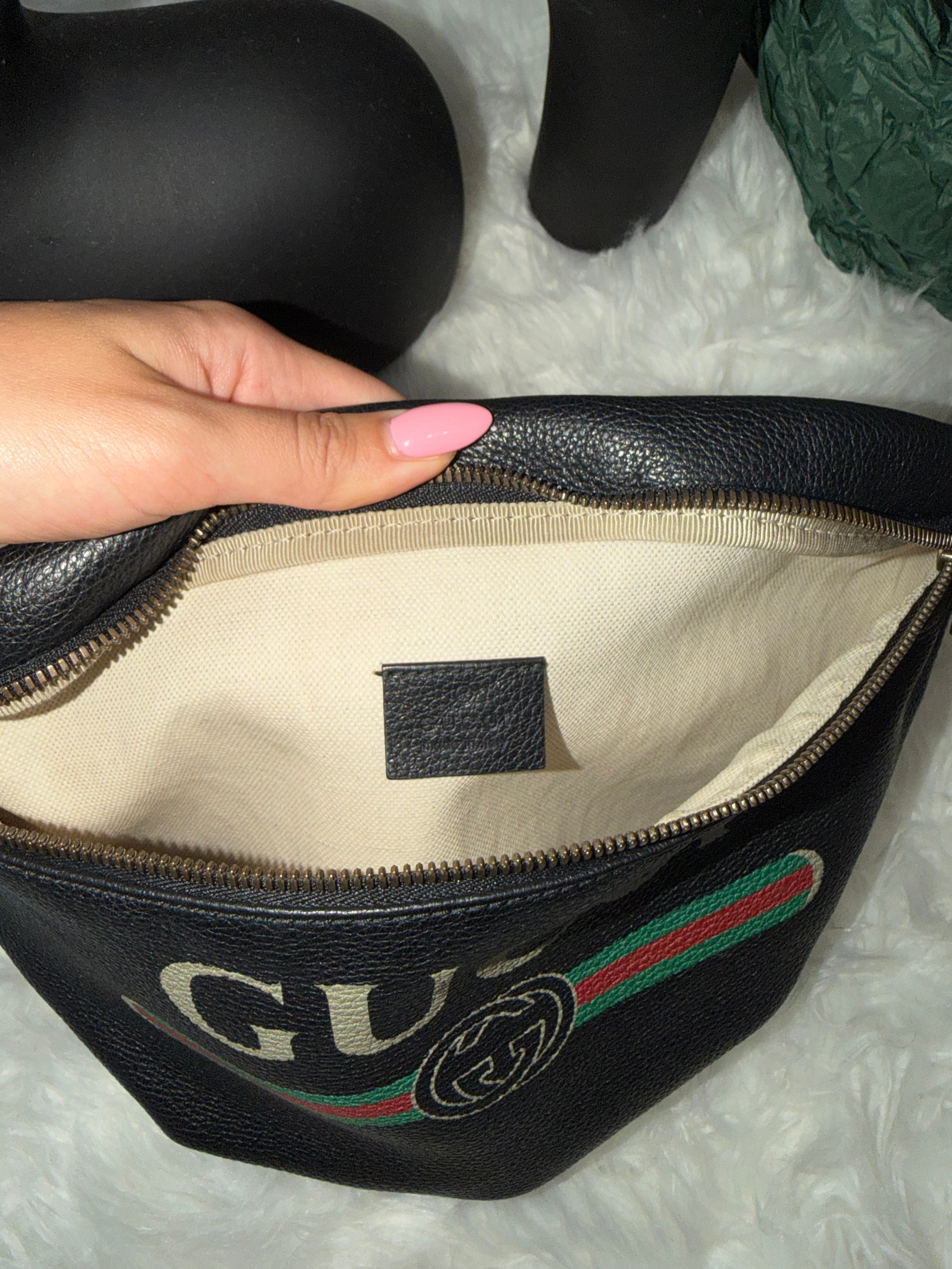 GUCCI GRAINED CALFSKIN LEATHER LOGO PRINT BELT BAG