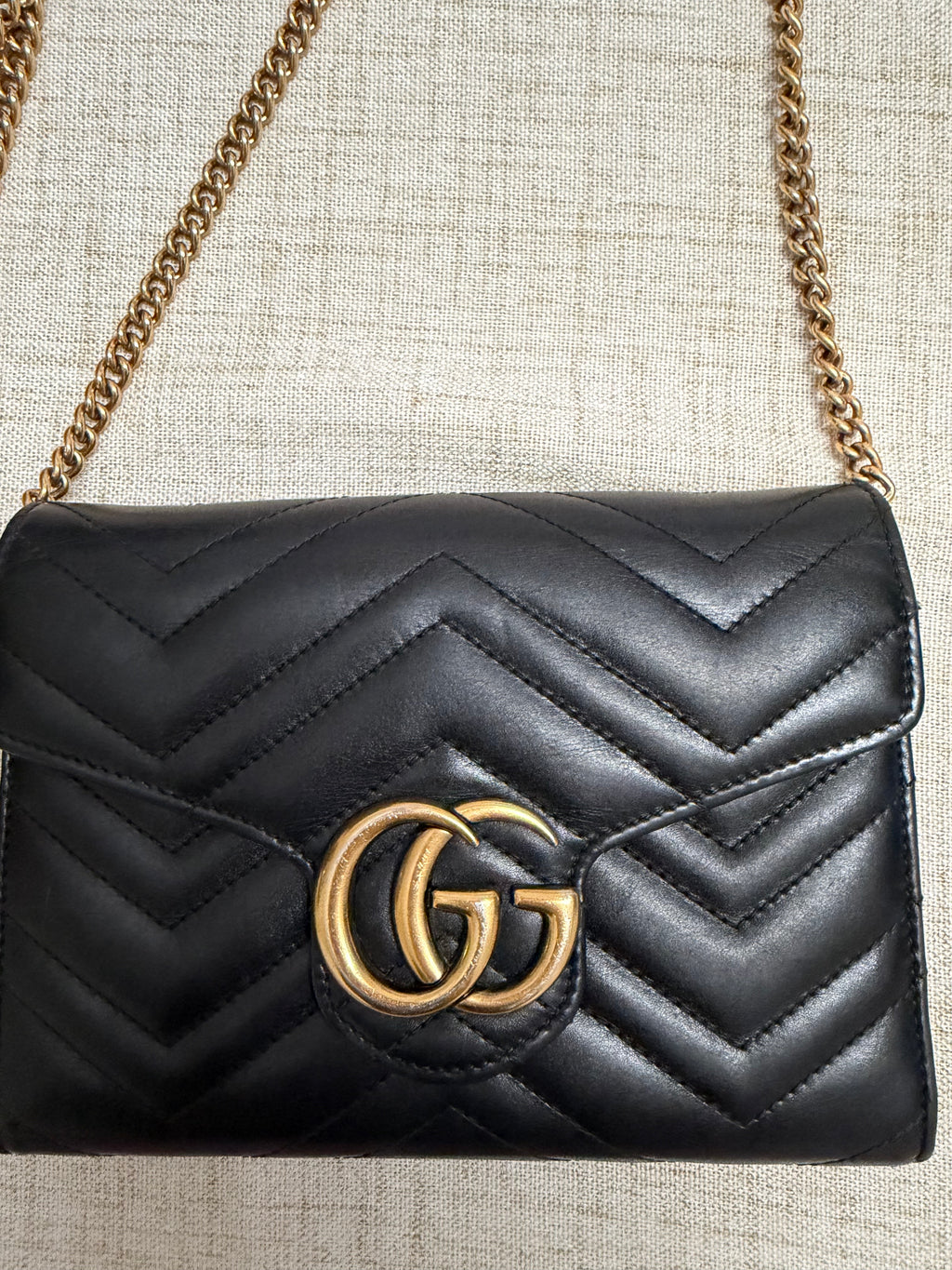 GUCCI GG MARMONT CHEVRON LEATHER WALLET ON CHAIN