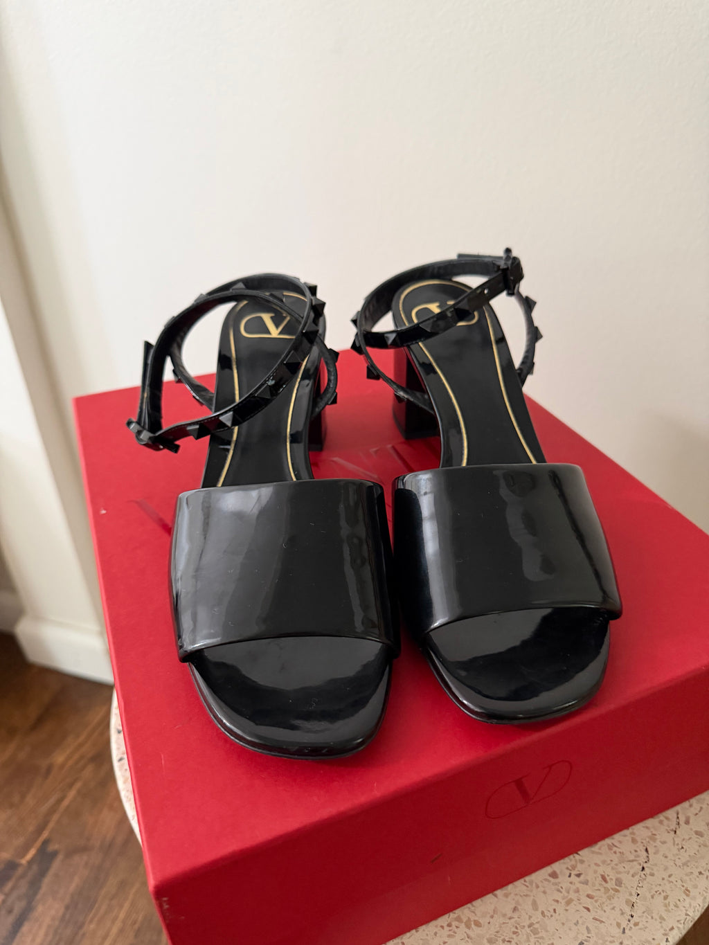 VALENTINO GARAVANI ROCKSTUD PATENT LEATHER SANDALS