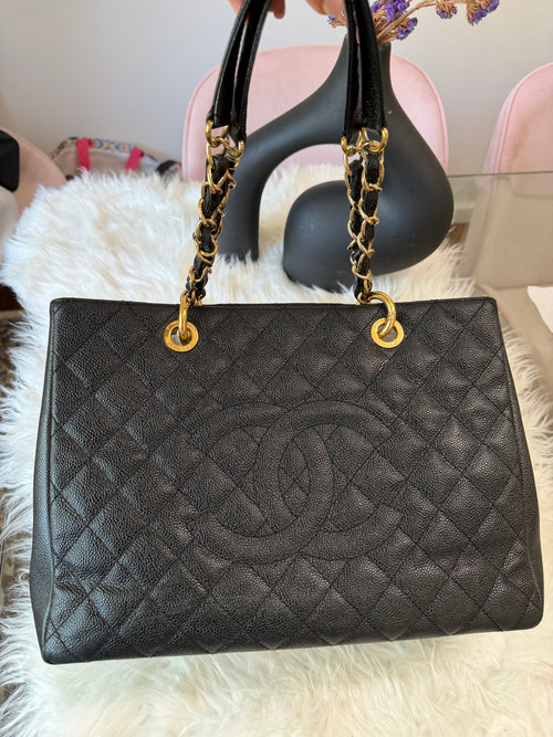 CHANEL GRAND TOTE IN CAVIAR LEATHER
