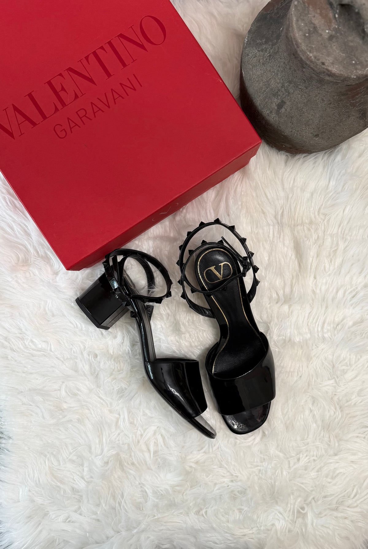 VALENTINO GARAVANI ROCKSTUD PATENT LEATHER SANDALS