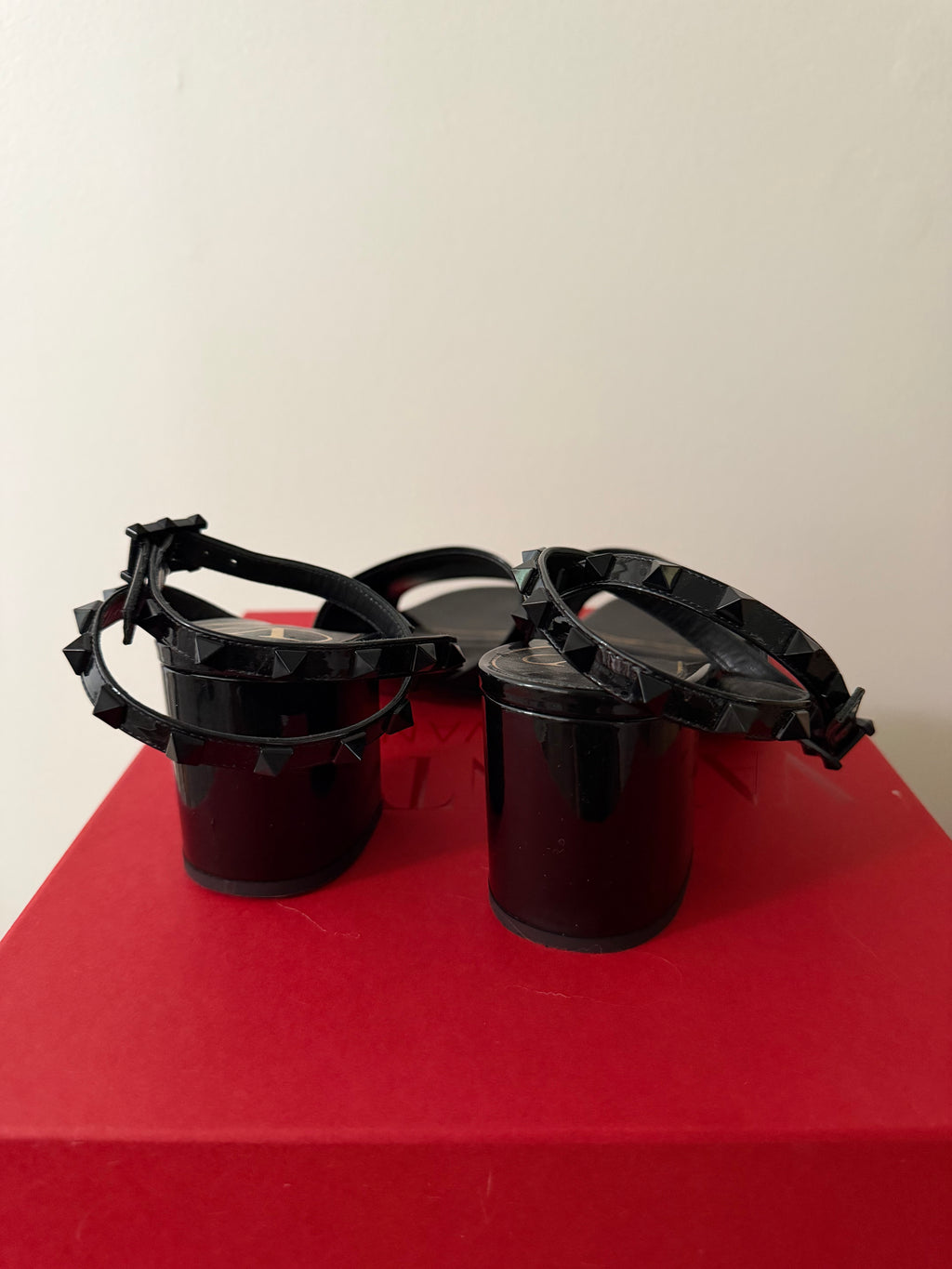 VALENTINO GARAVANI ROCKSTUD PATENT LEATHER SANDALS