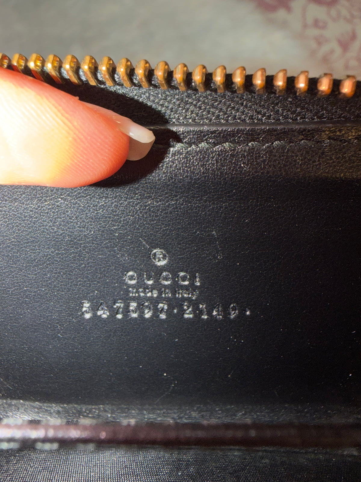 GUCCI LOGO LEATHER ZIP AROUND CARD HOLDER