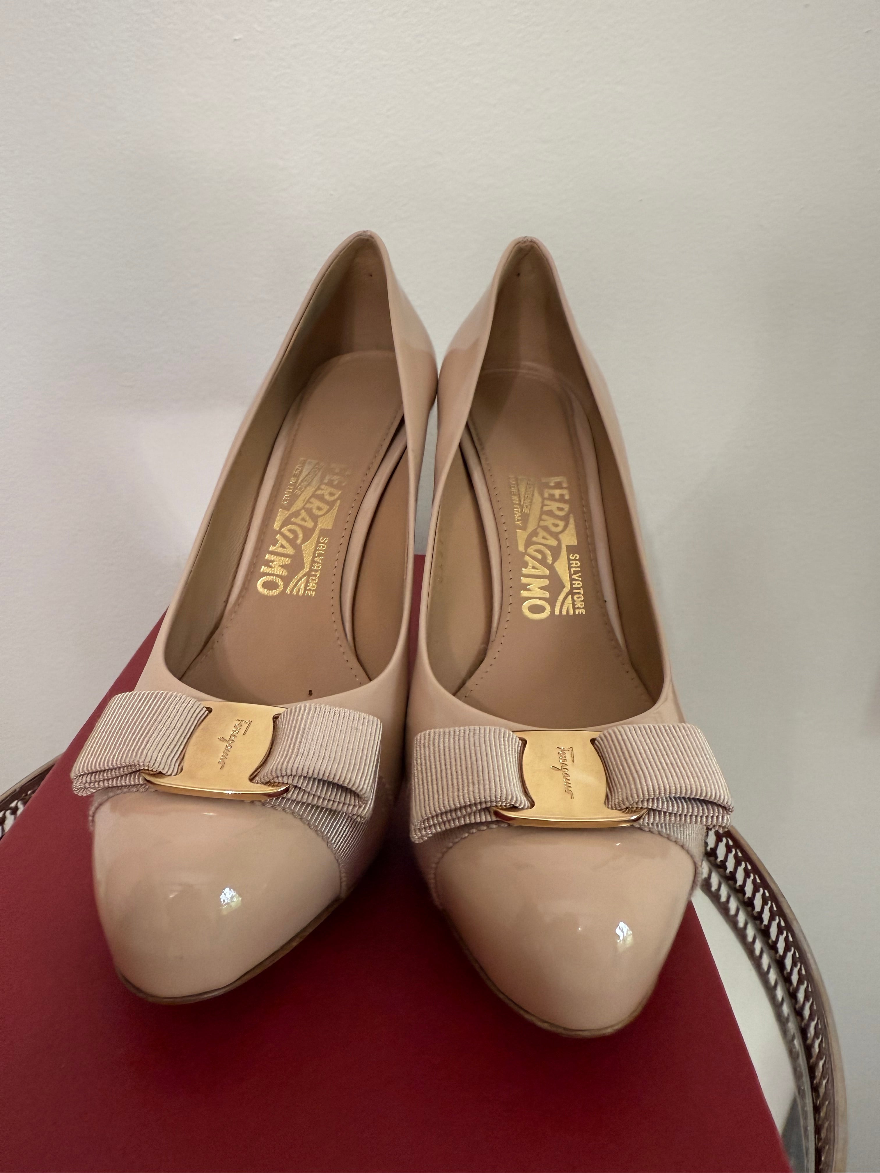 FERRAGAMO VARA BOW PATENT PUMP