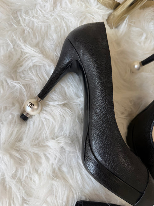 CHANEL INTERLOCKING CAVIAR LEATHER HEELS WITH PEARL HEEL