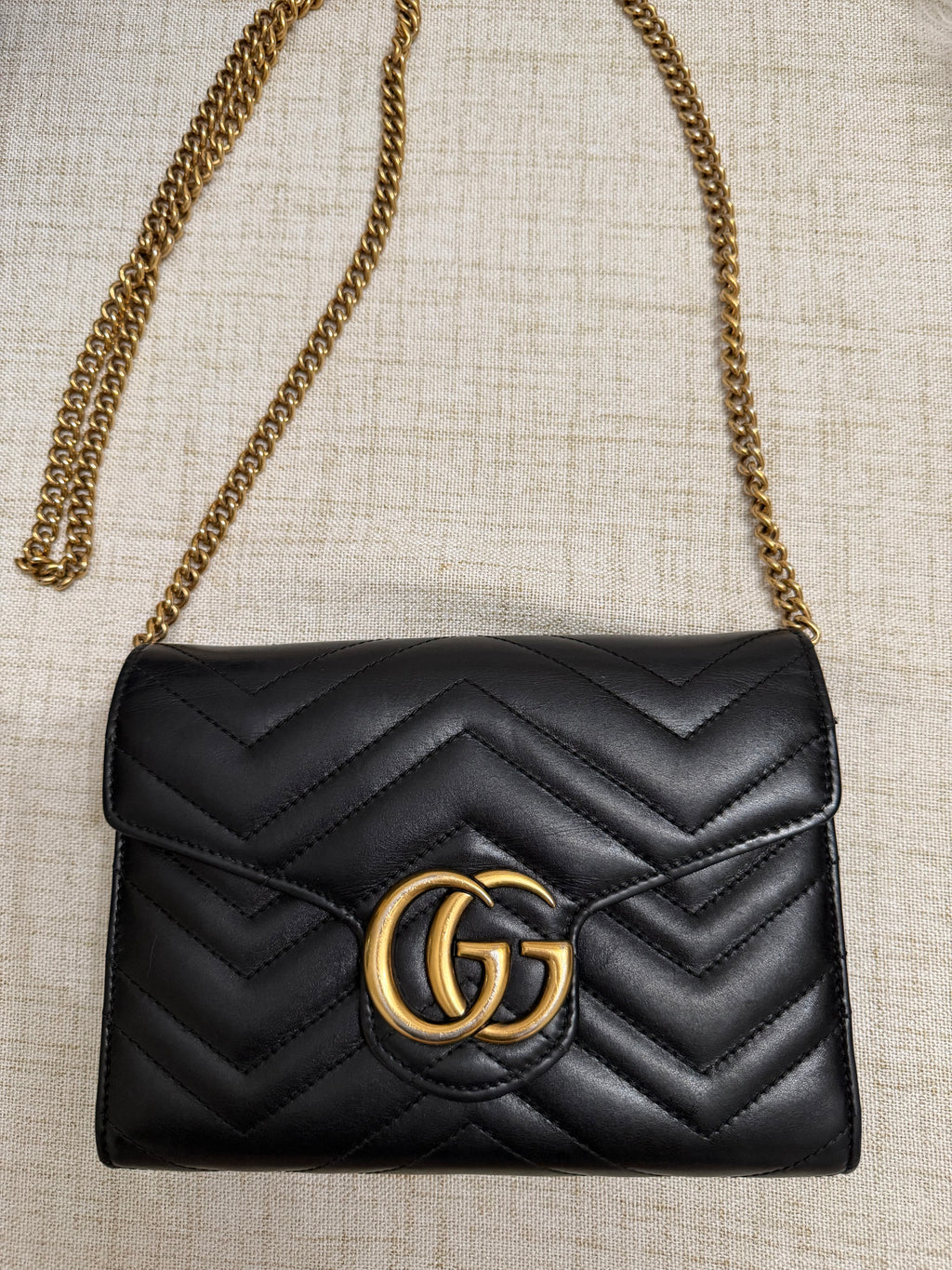 GUCCI GG MARMONT CHEVRON LEATHER WALLET ON CHAIN