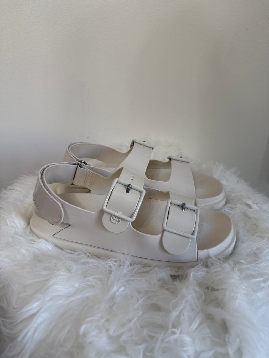 GUCCI ISLA RUBBER DAD buckle SANDALS