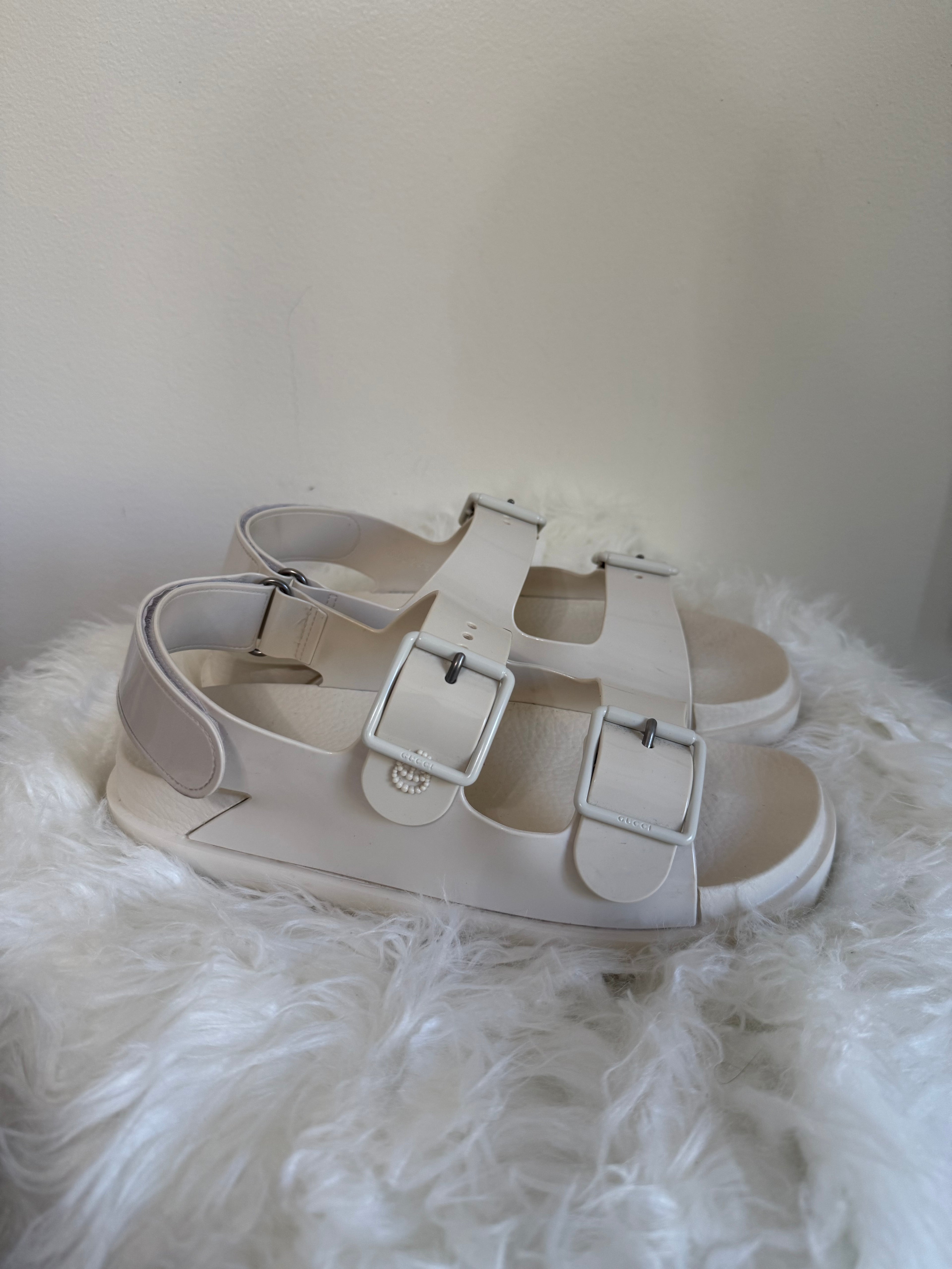 GUCCI ISLA RUBBER DAD buckle SANDALS