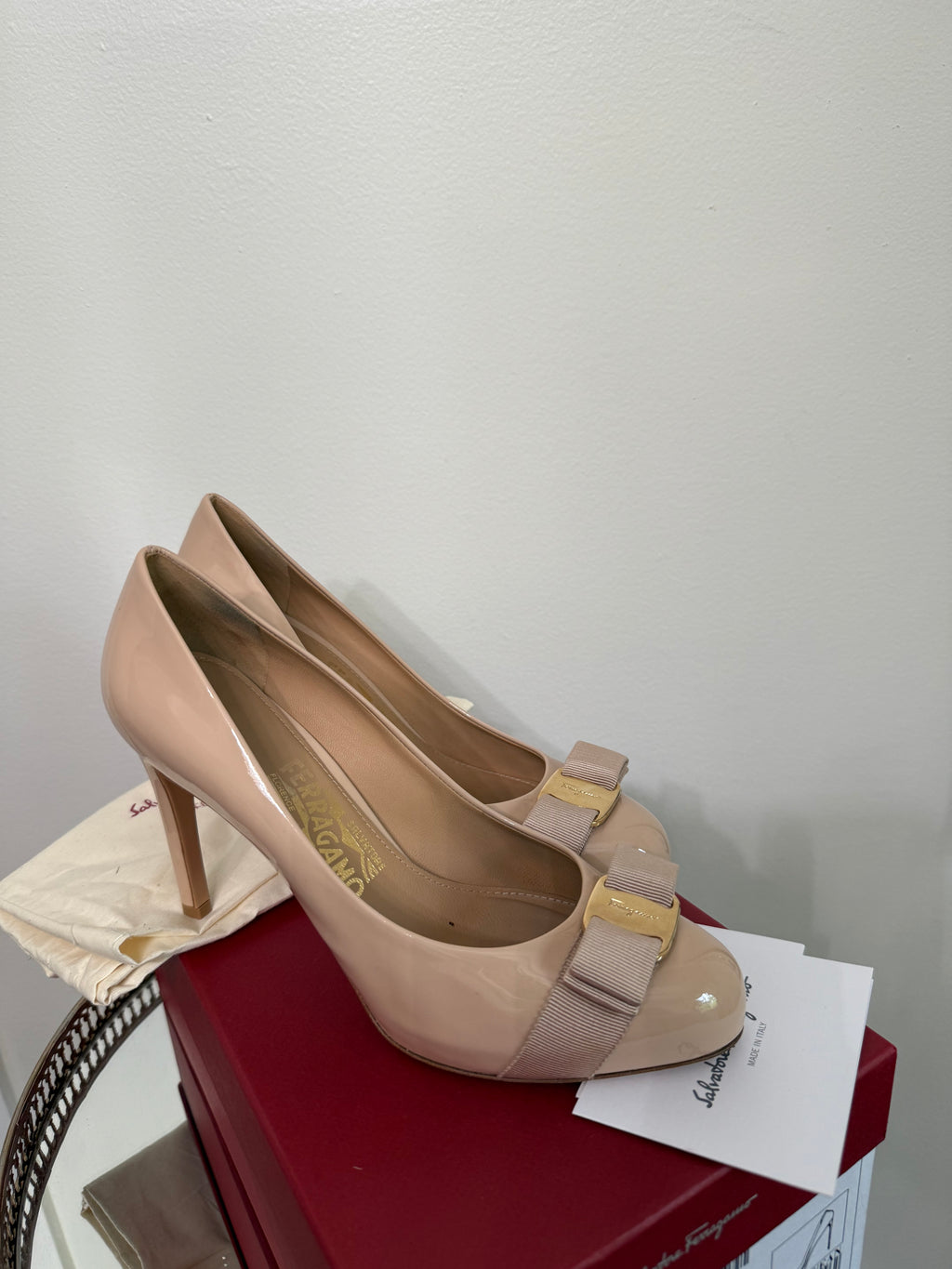 FERRAGAMO VARA BOW PATENT PUMP