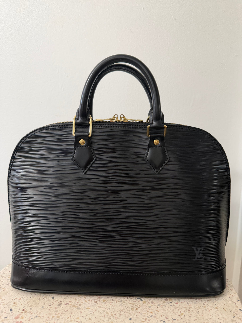 LOUIS VUITTON ALMA MM EPI LEATHER