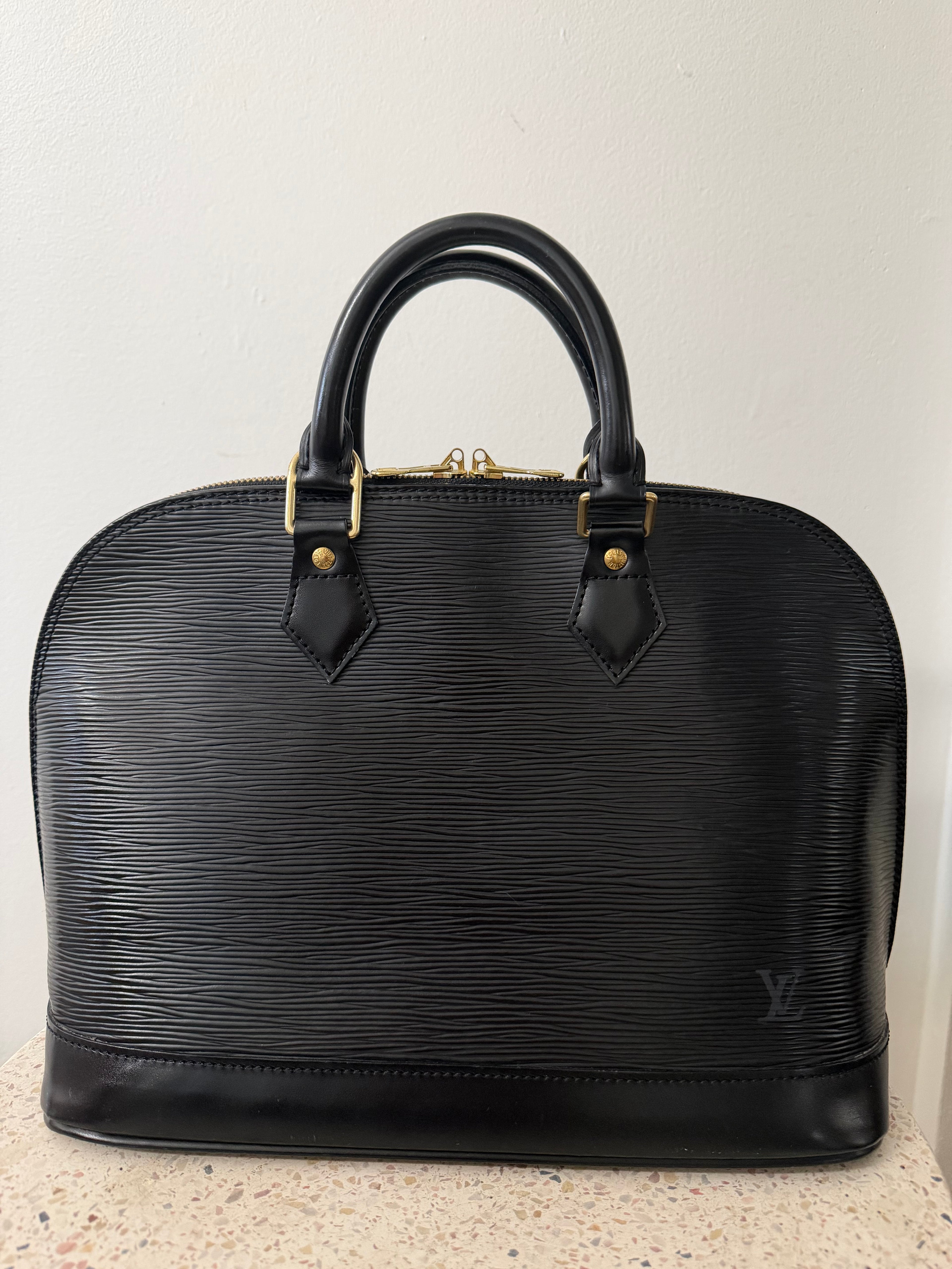 LOUIS VUITTON ALMA MM EPI LEATHER
