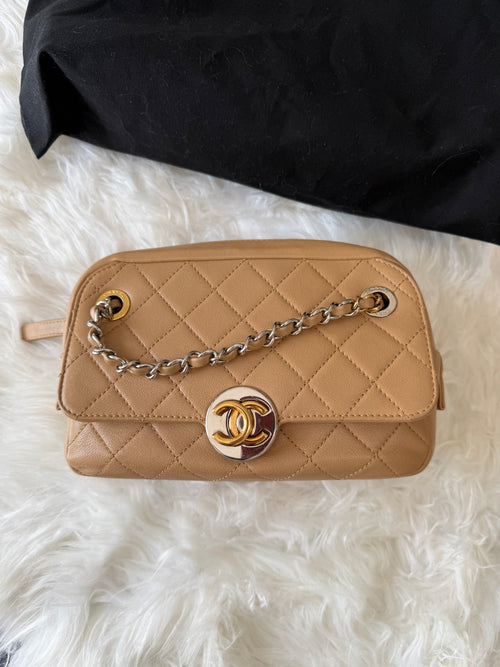 CHANEL Interlocking CC all stitched Camera Bag