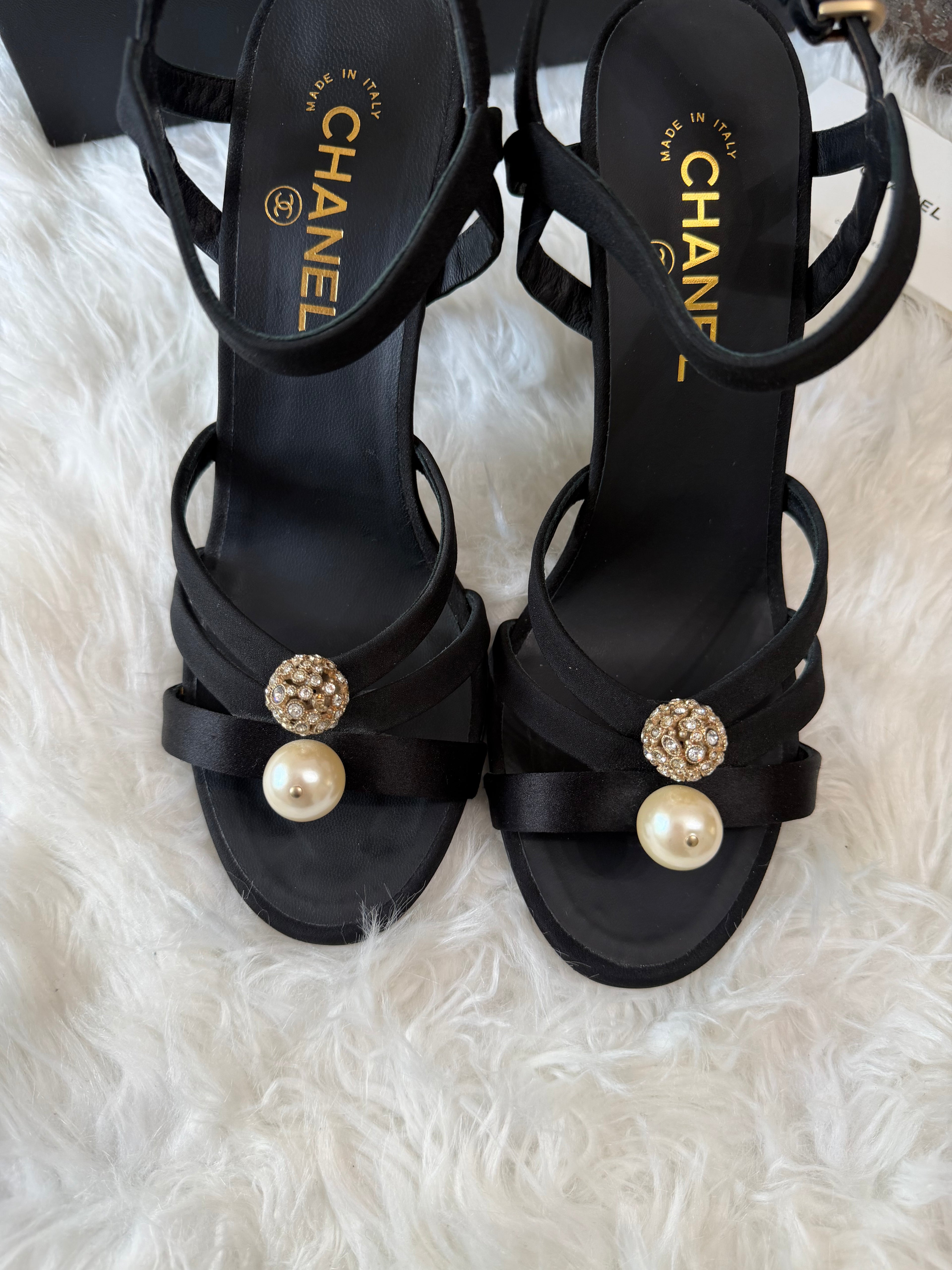 CHANEL PEARL AND CRYSTAL OPEN TOE SANDALS size: 41.5