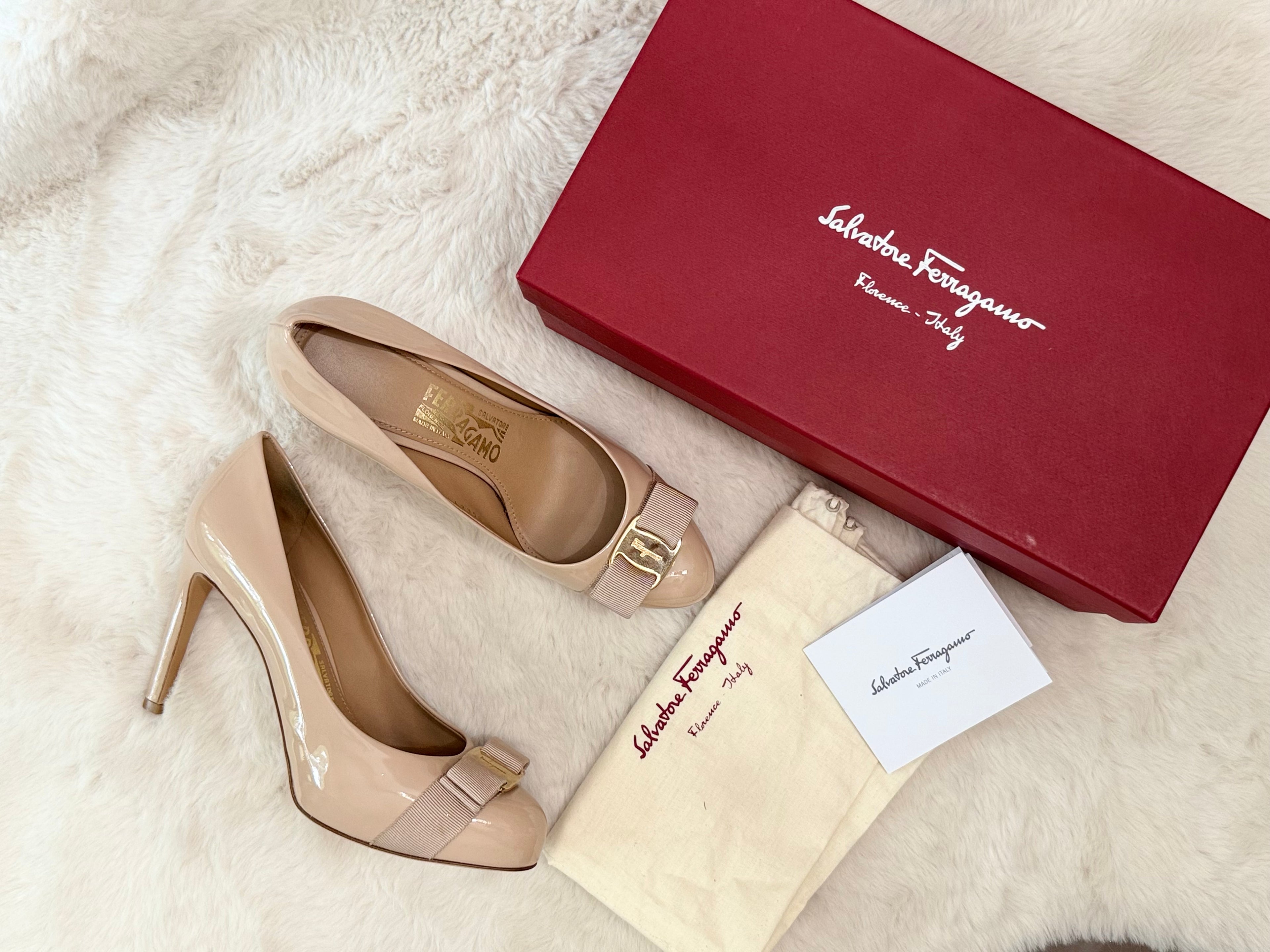FERRAGAMO VARA BOW PATENT PUMP