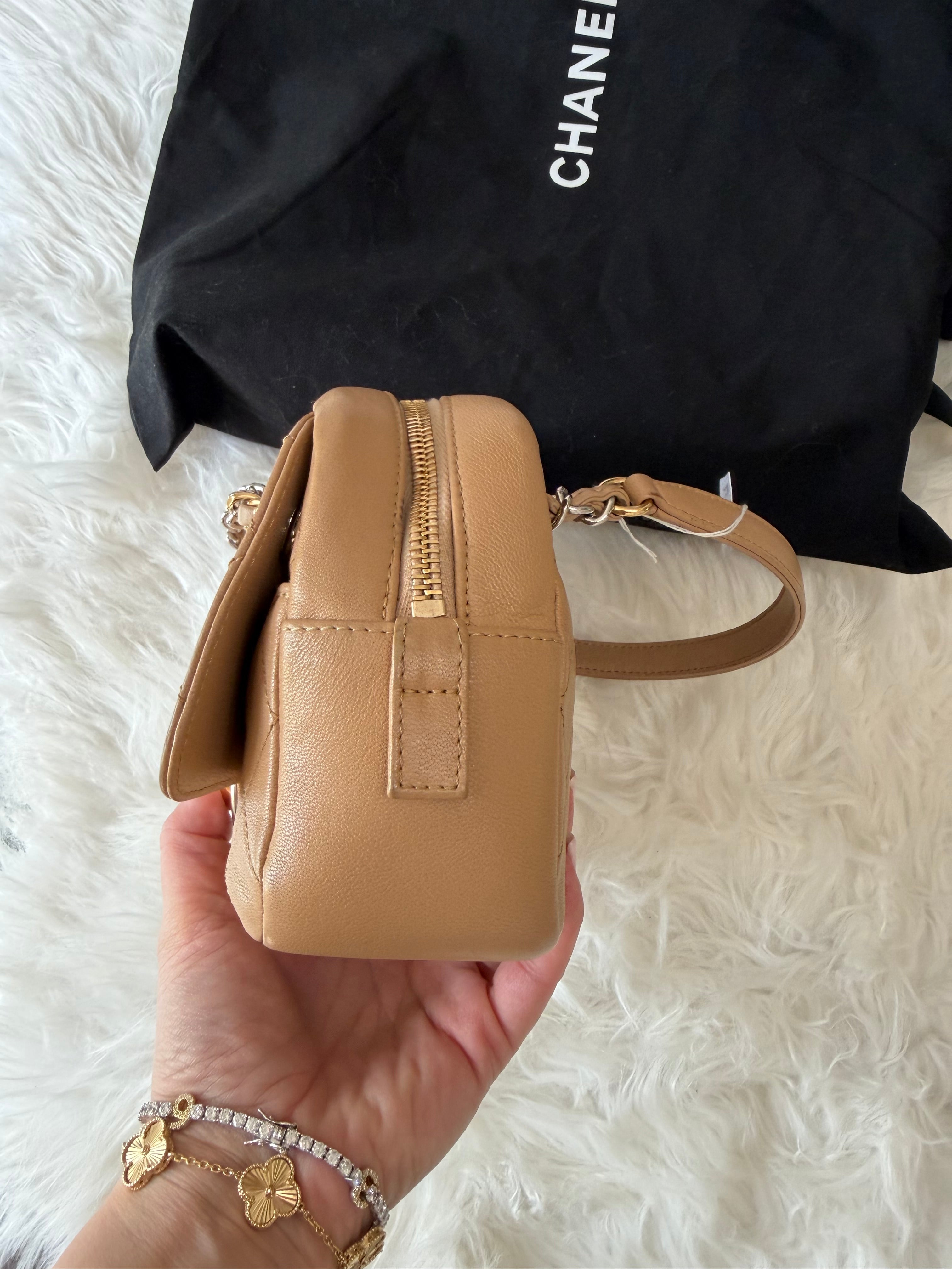 CHANEL Interlocking CC all stitched Camera Bag