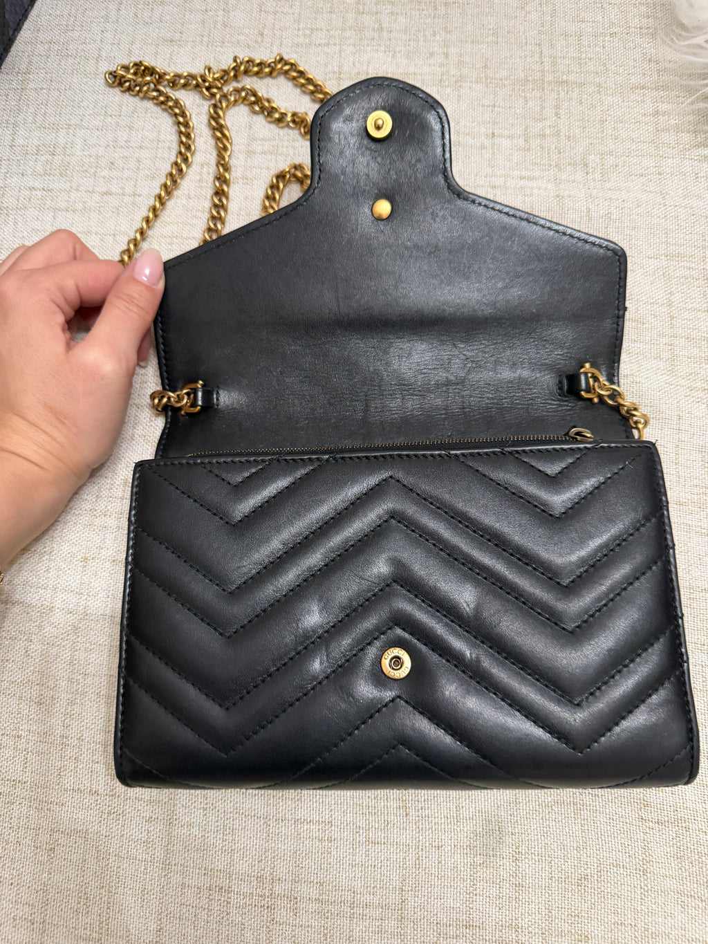 GUCCI GG MARMONT CHEVRON LEATHER WALLET ON CHAIN