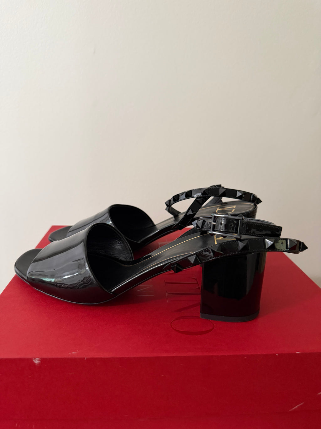 VALENTINO GARAVANI ROCKSTUD PATENT LEATHER SANDALS