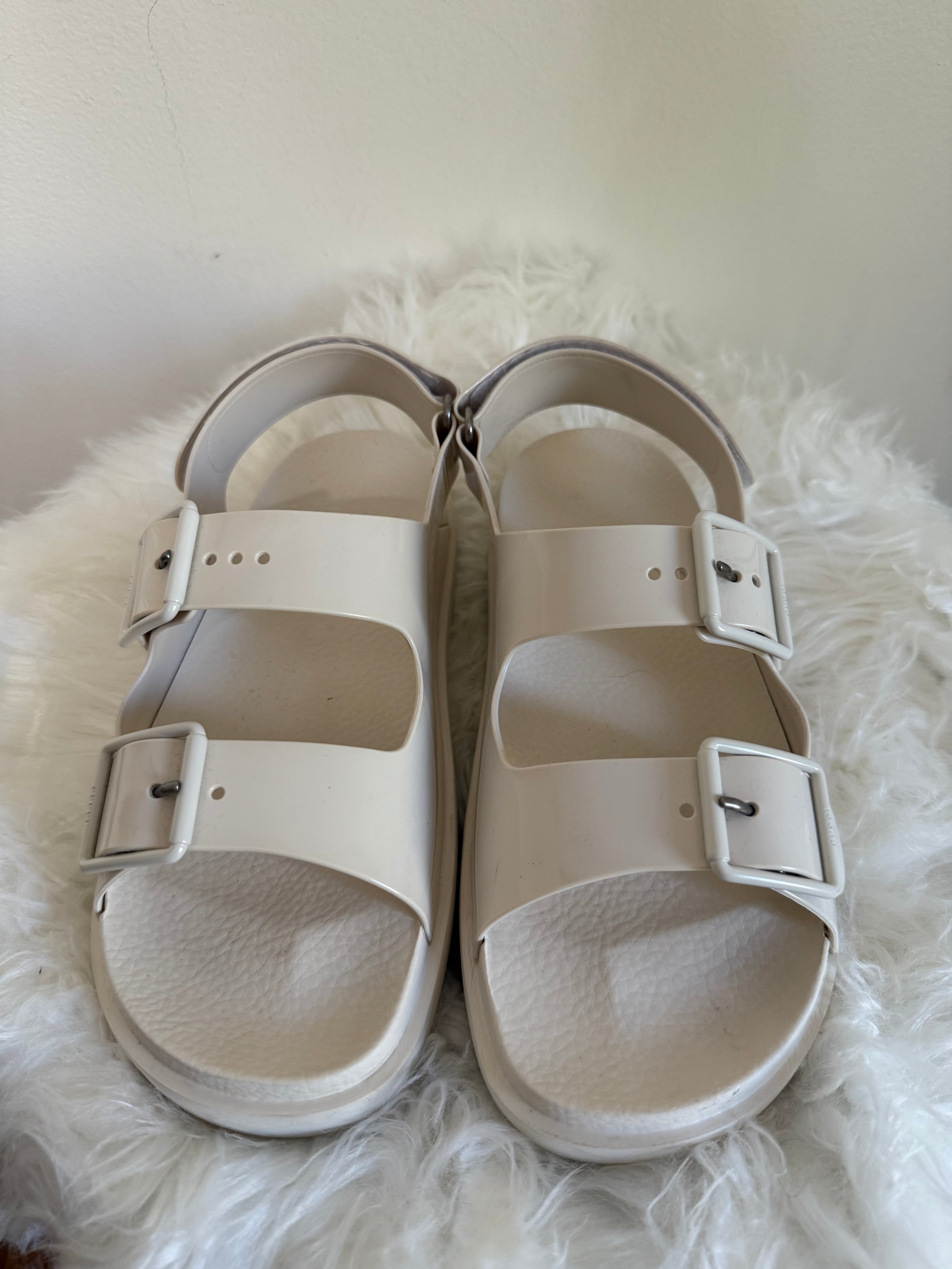 GUCCI ISLA RUBBER DAD buckle SANDALS