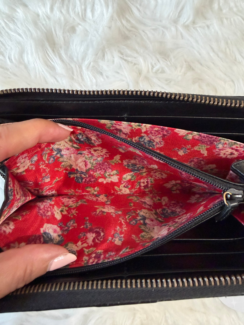 GUCCI MERMONT WEB ZIP AROUND QUILTED LEATHER WALLET