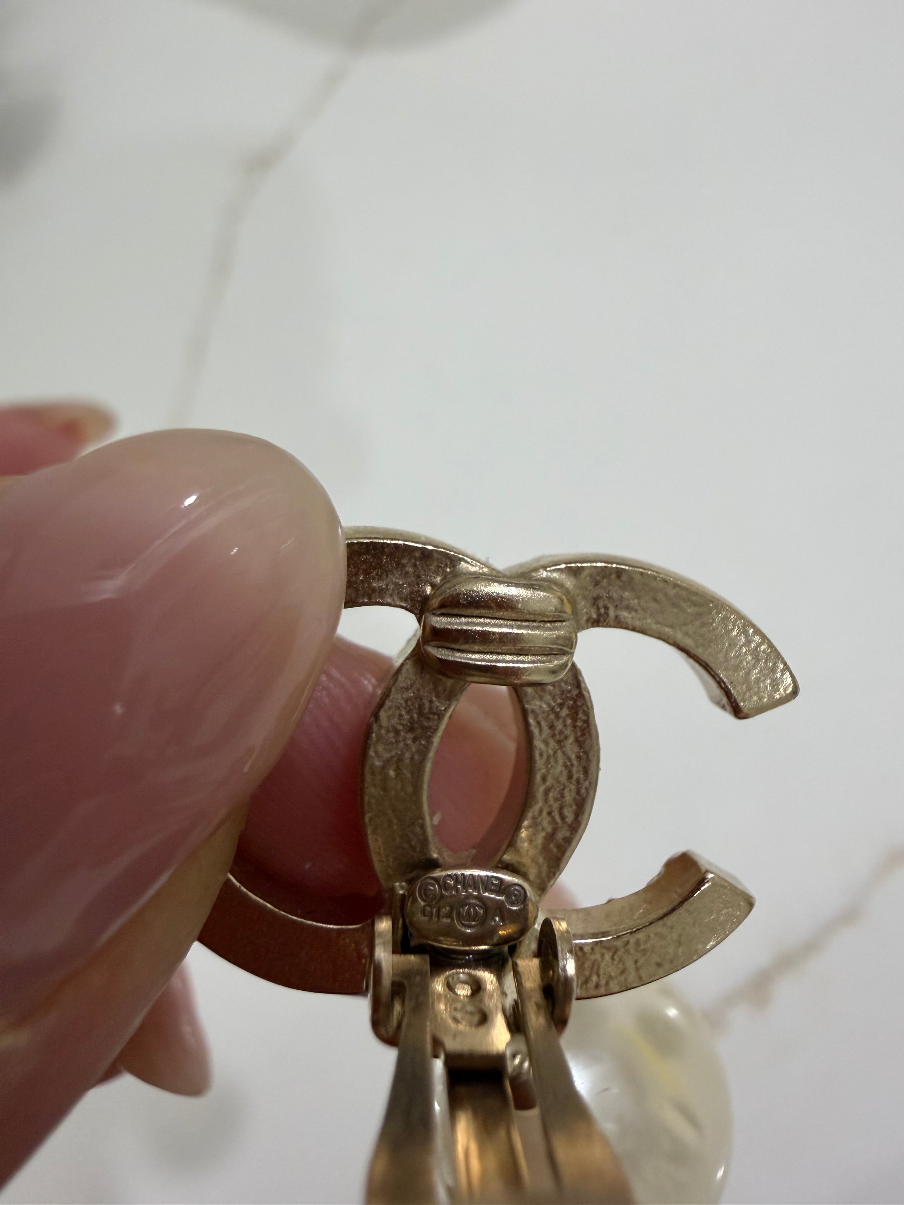 CHANEL CC TEAR DROP PEARL EARRING
