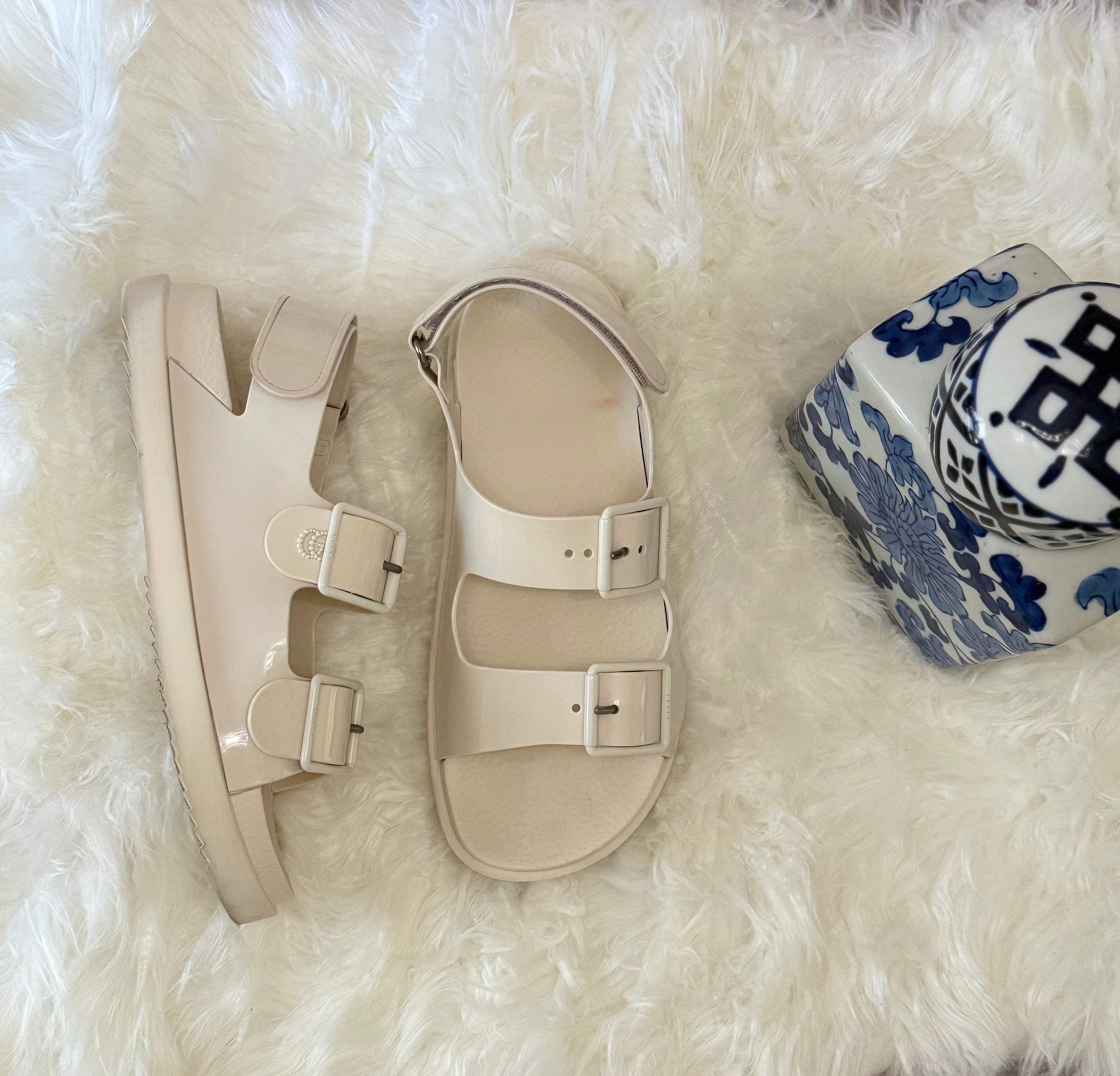 GUCCI ISLA RUBBER DAD buckle SANDALS