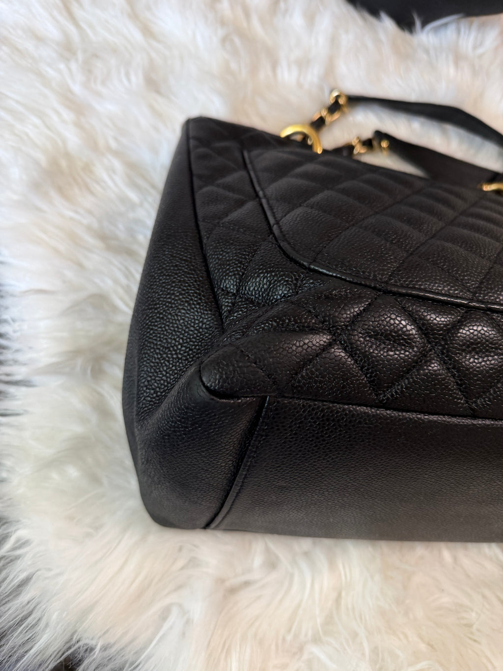 CHANEL GRAND TOTE IN CAVIAR LEATHER