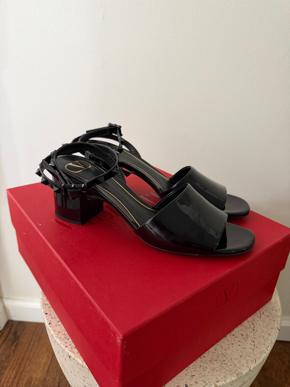 VALENTINO GARAVANI ROCKSTUD PATENT LEATHER SANDALS