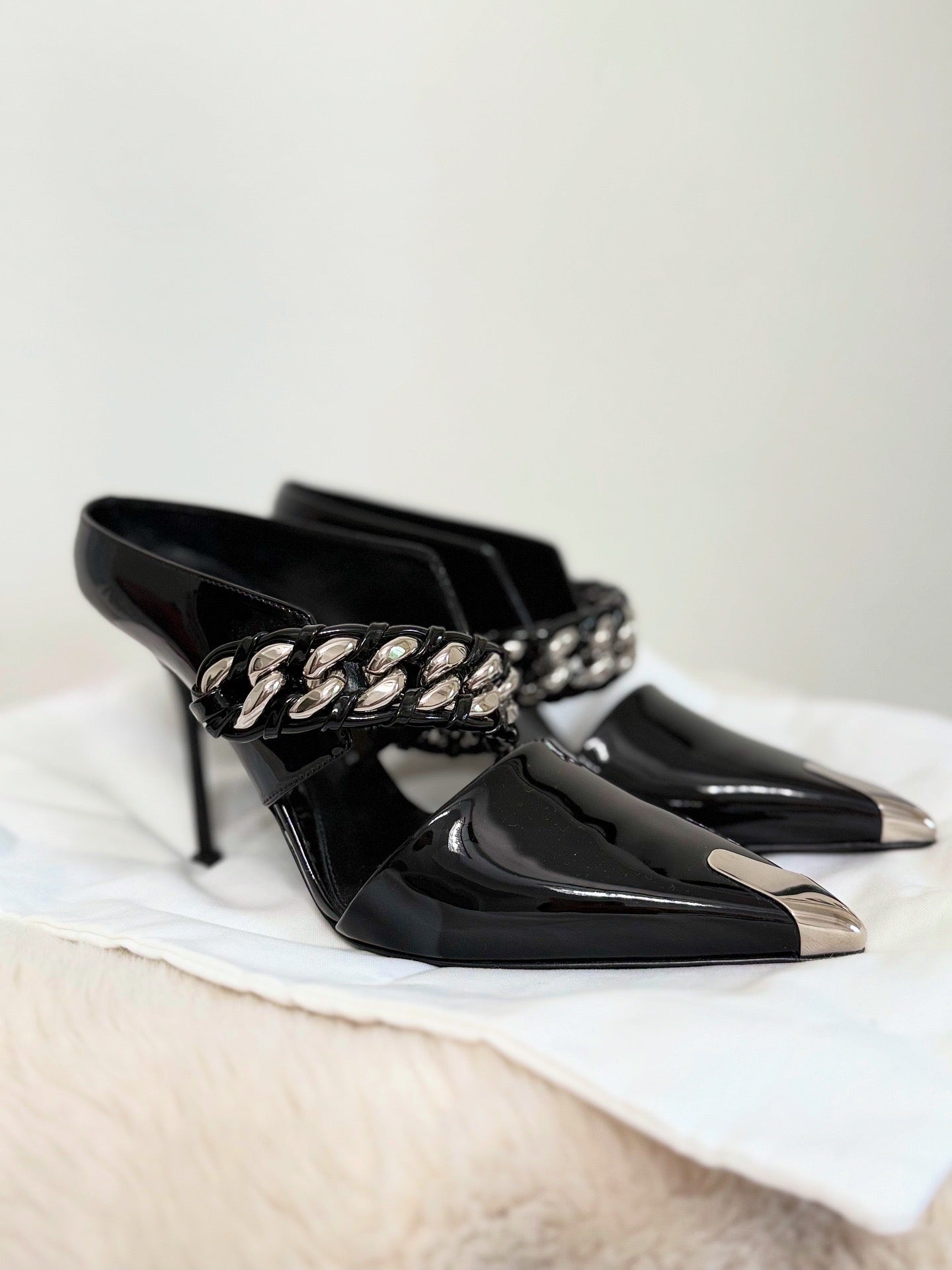 ALEXANDER MCQUEEN CHAIN pointed toe Slip On Sandals