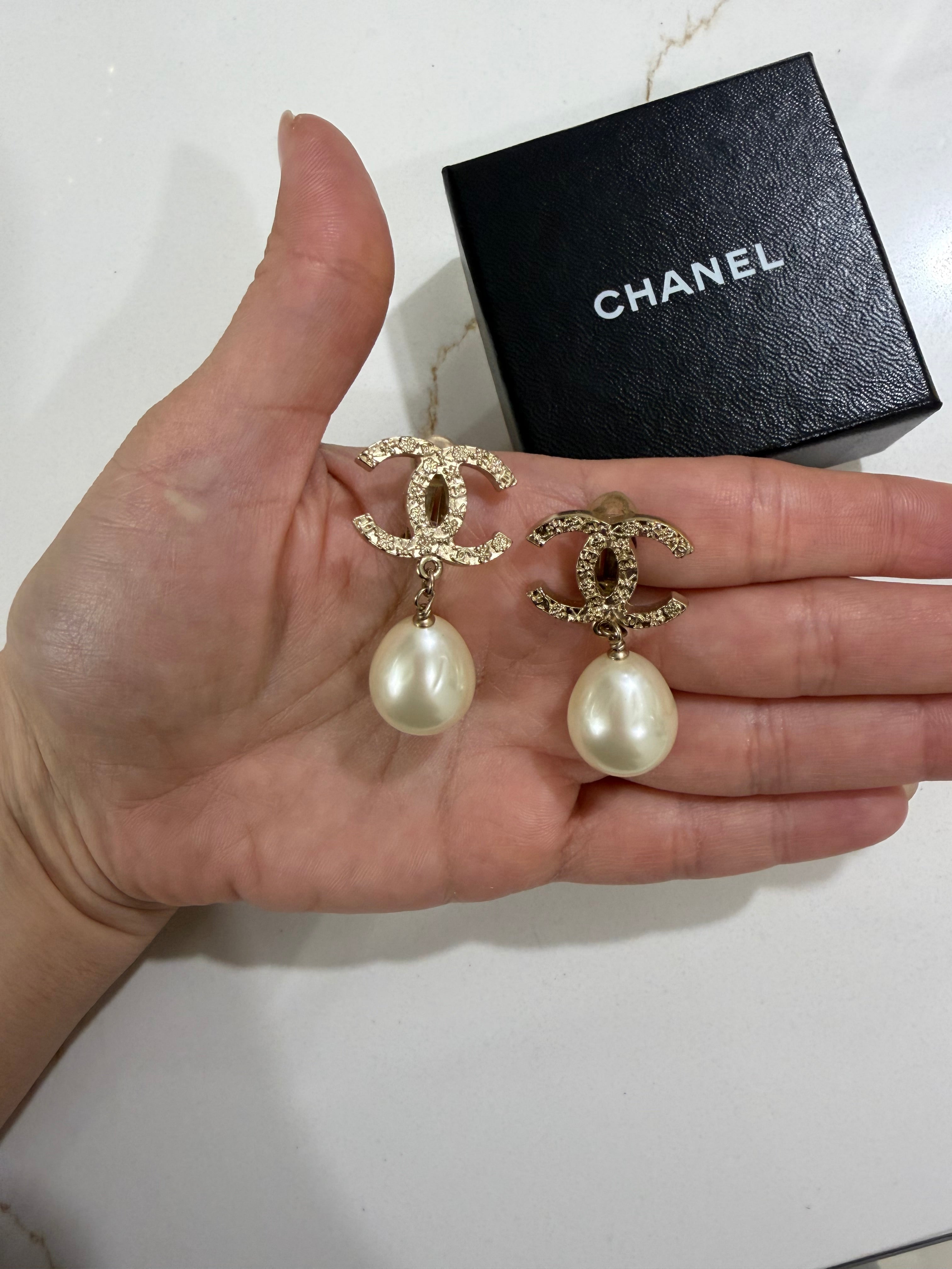 CHANEL CC TEAR DROP PEARL EARRING