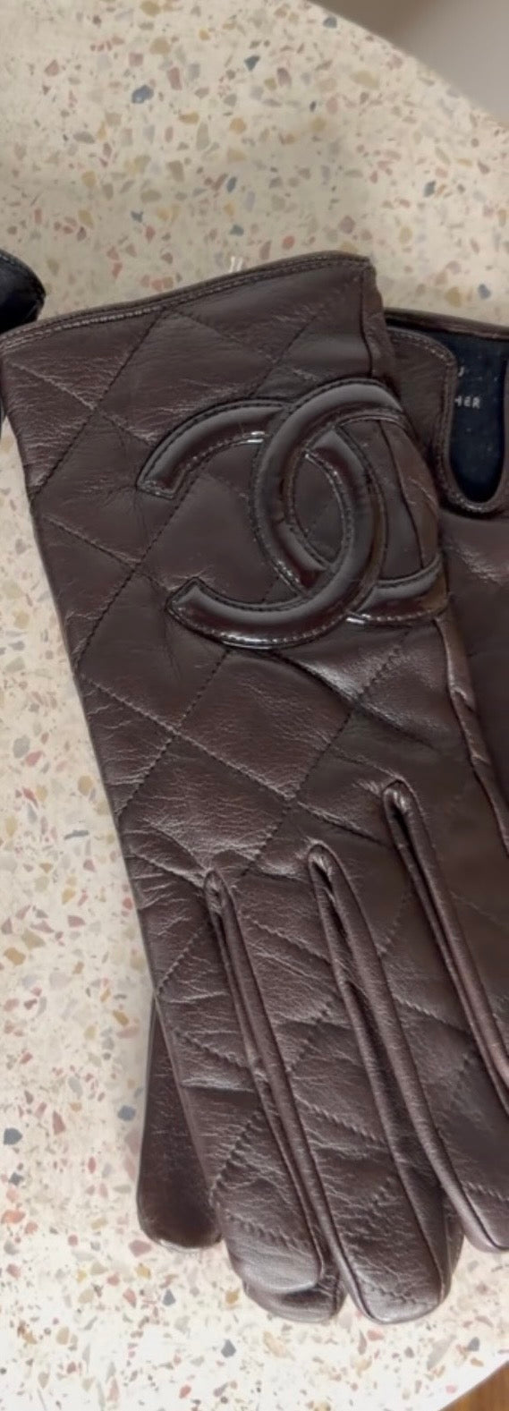 CHANEL LAMBSKIN LEATHER QUILTED GLOVES WITH SILK LINING AND INTERLOCKING CC LOGO
