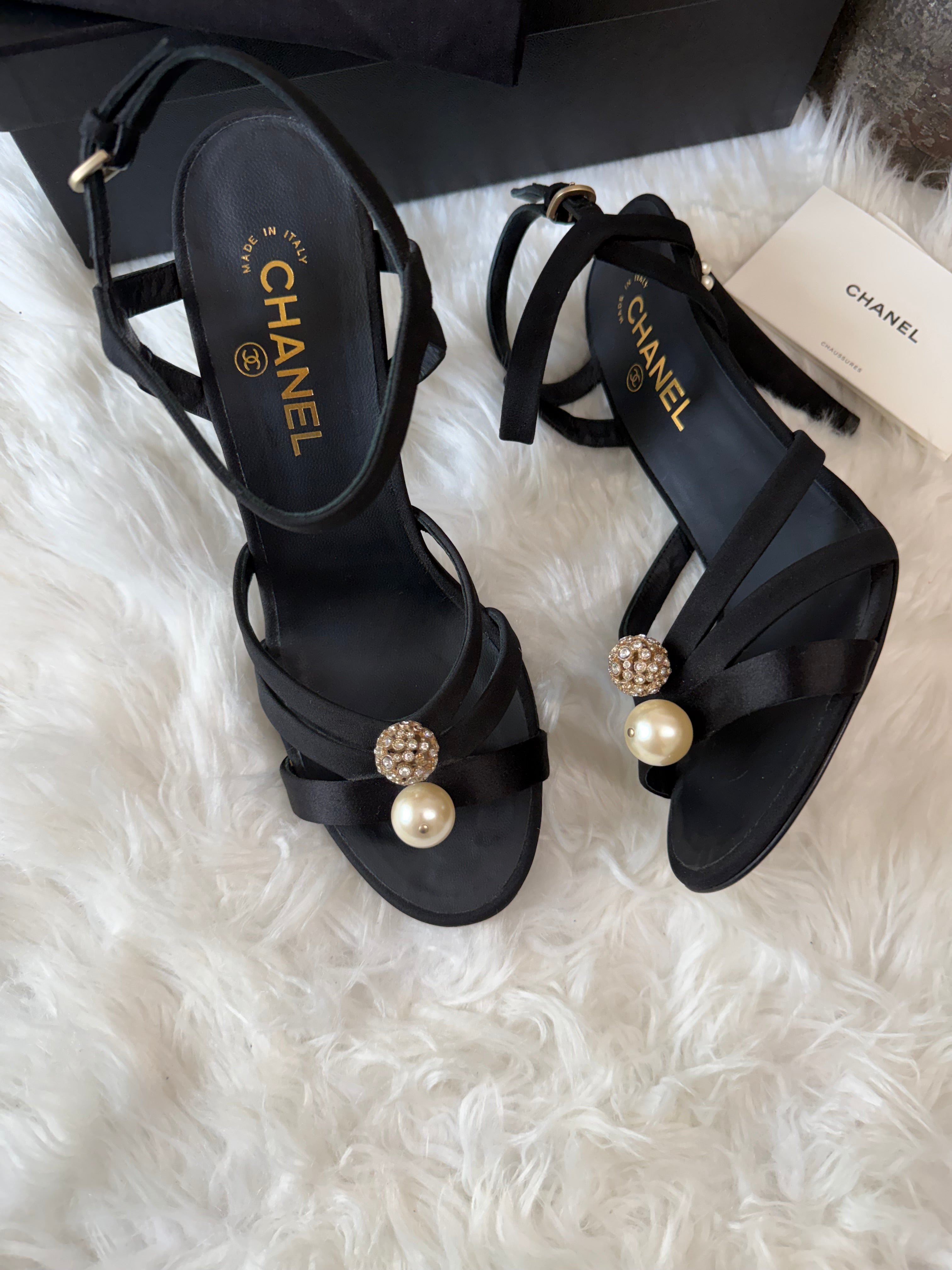 CHANEL PEARL AND CRYSTAL OPEN TOE SANDALS size: 41.5