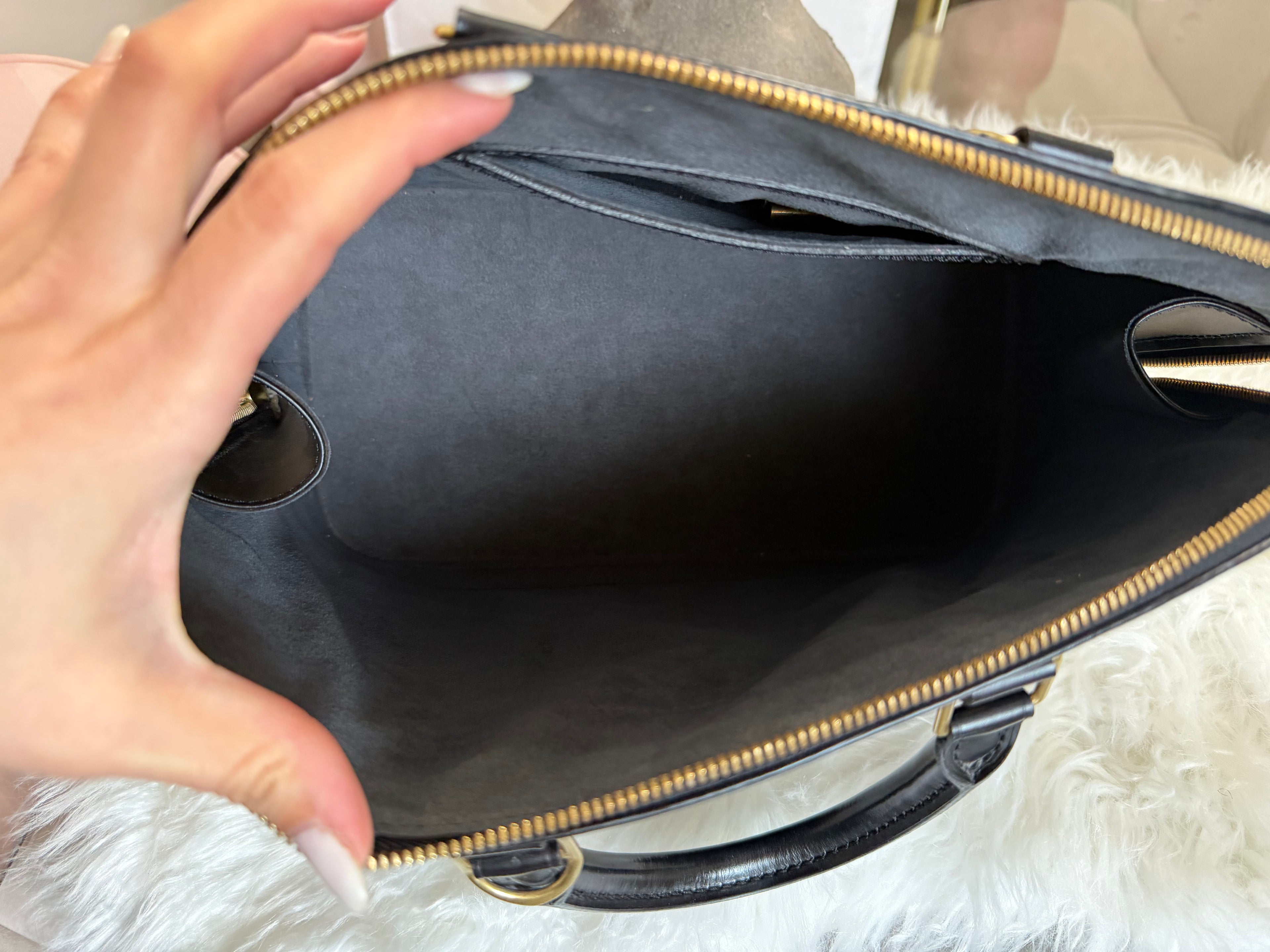 LOUIS VUITTON ALMA MM EPI LEATHER