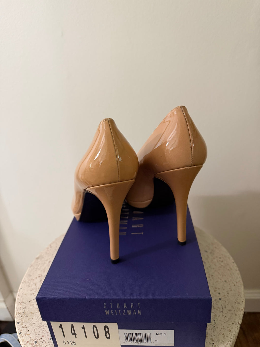 STUART WEIZMAN PATENT LEATHER PUMP