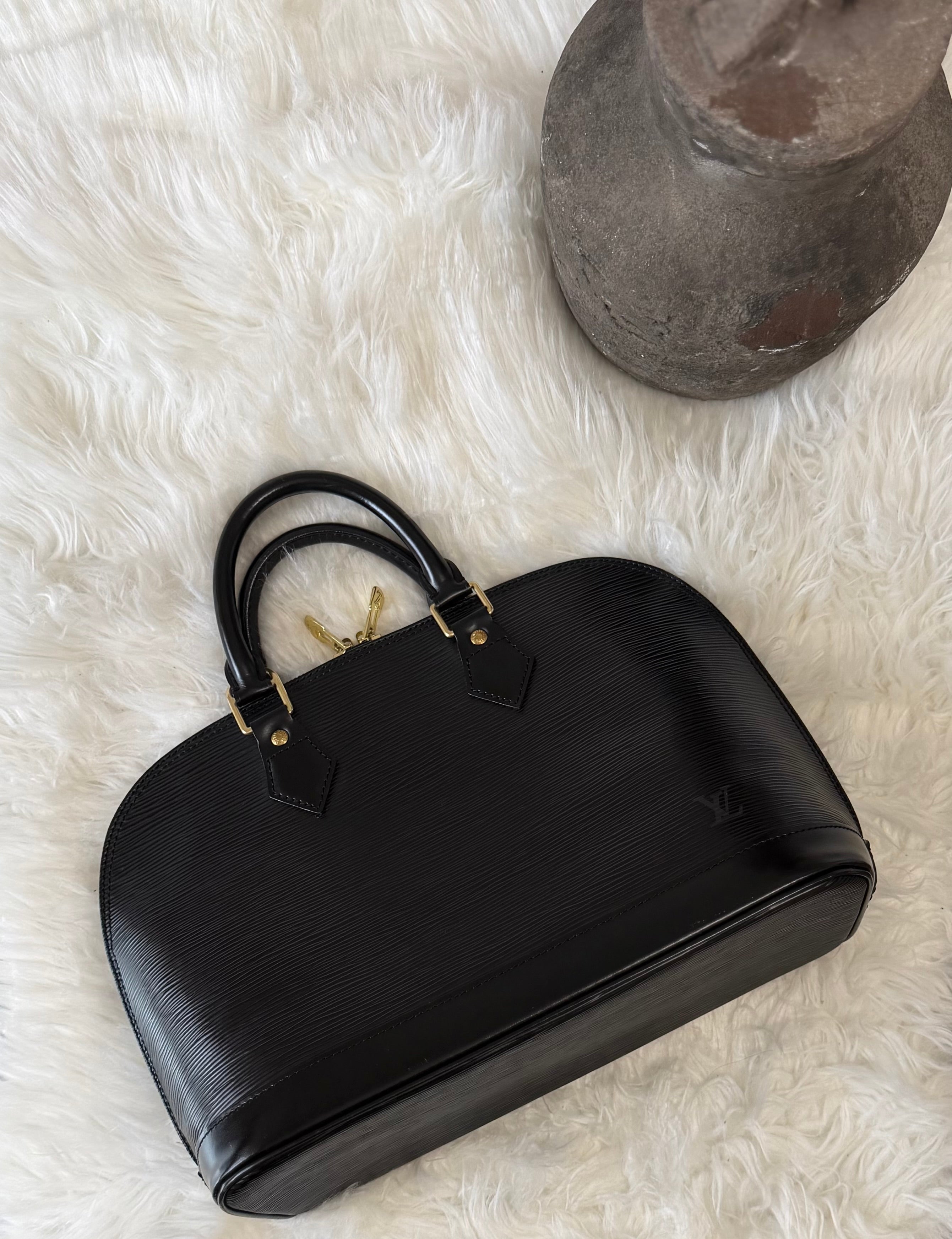 LOUIS VUITTON ALMA MM EPI LEATHER