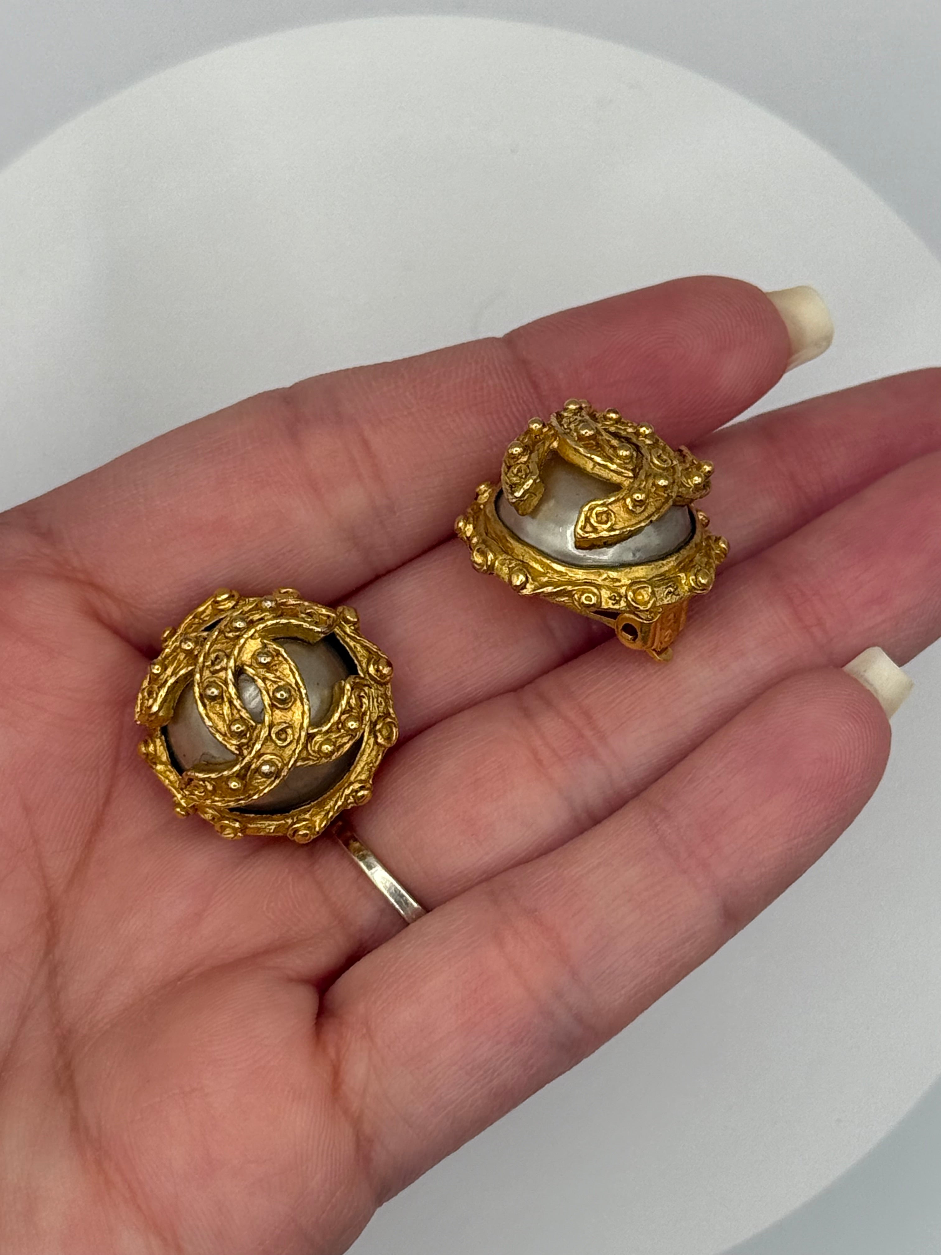 VINTAGE CHANEL ROPE EMBOSSED PEARL DOME STYLE WITH STUD DETAIL