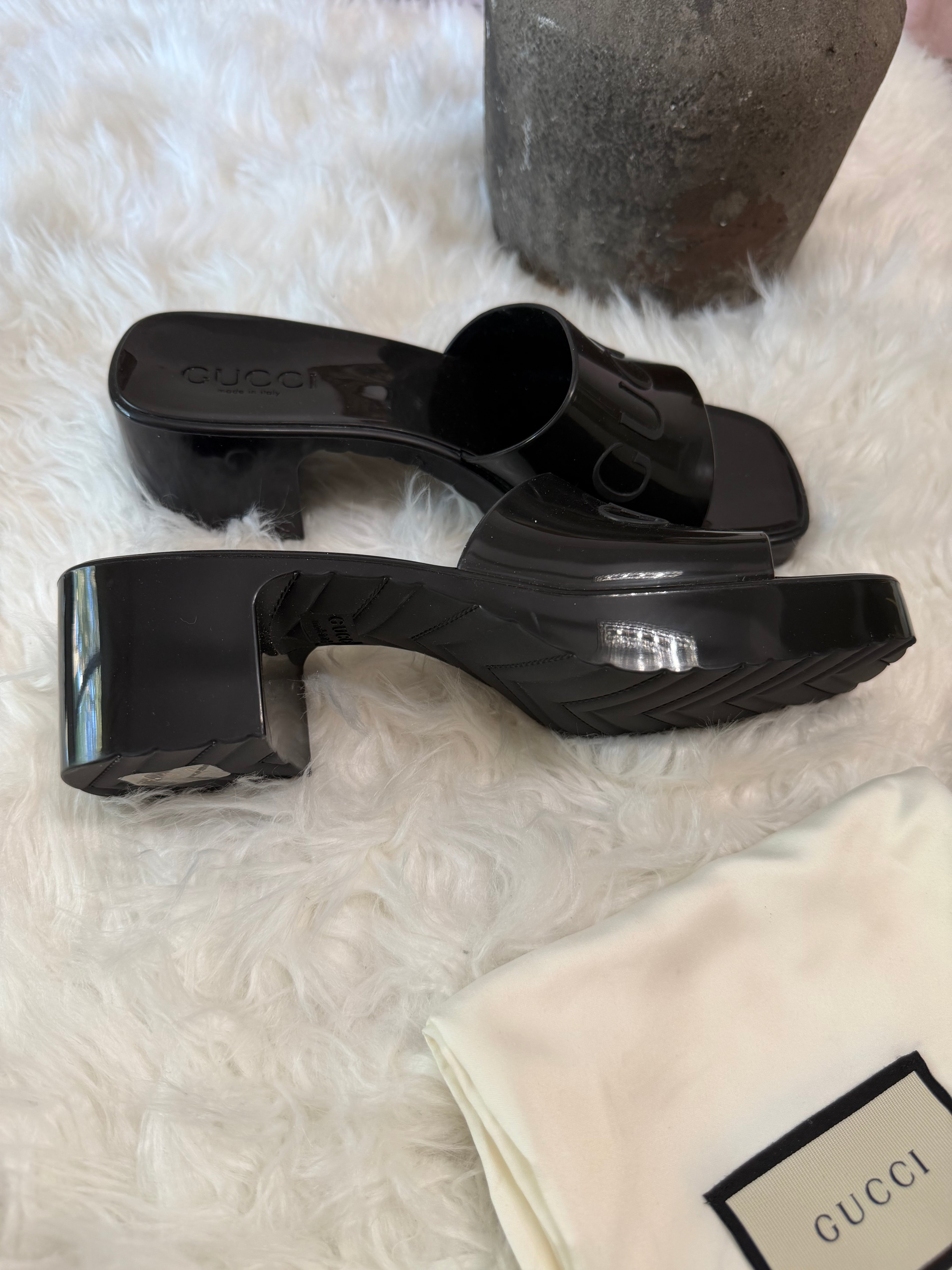 GUCCI RUBBER LOGO PLATFORM SANDALS
