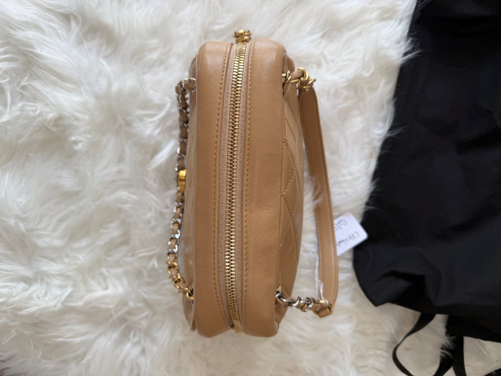 CHANEL Interlocking CC all stitched Camera Bag