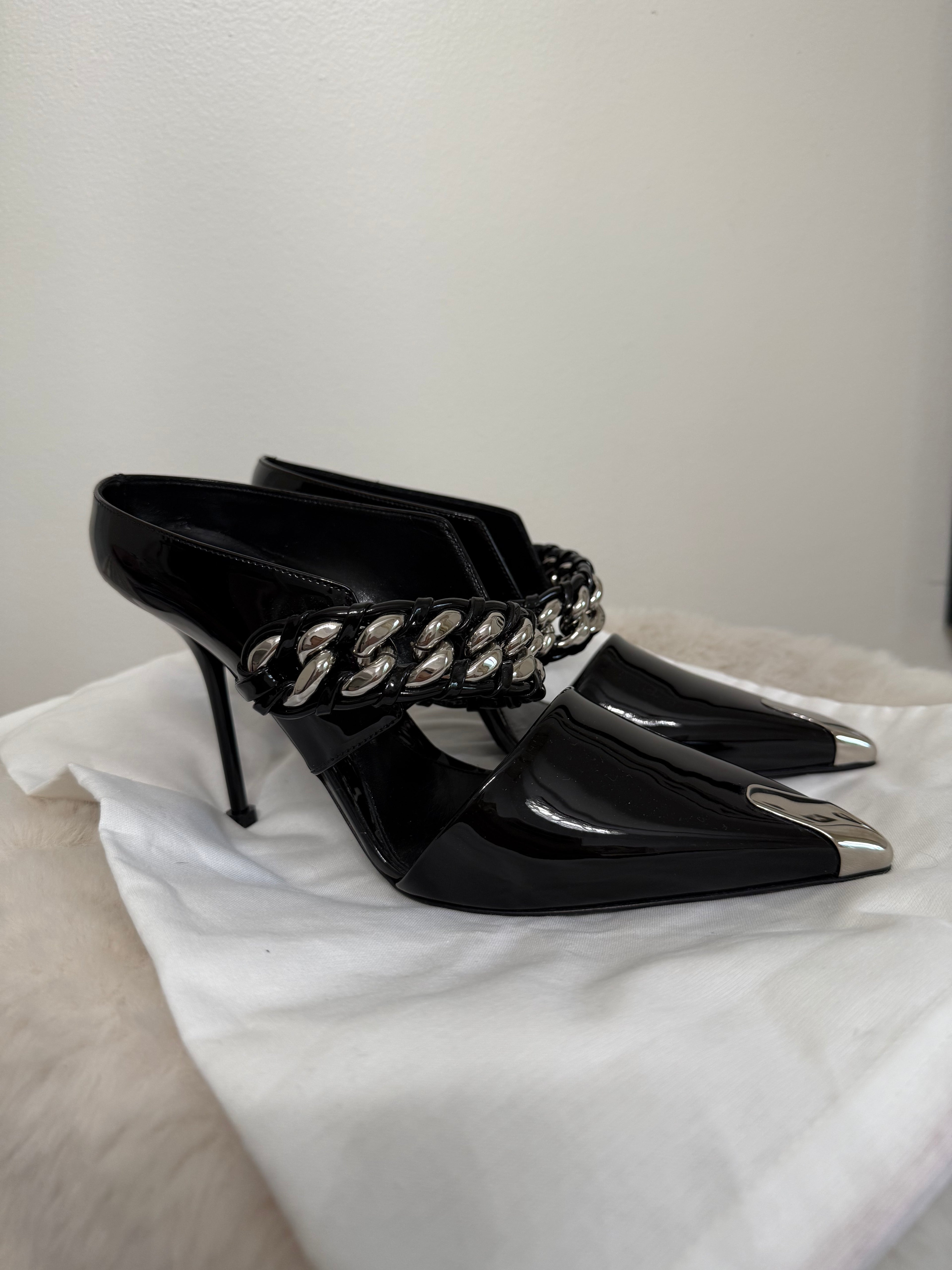 ALEXANDER MCQUEEN CHAIN pointed toe Slip On Sandals