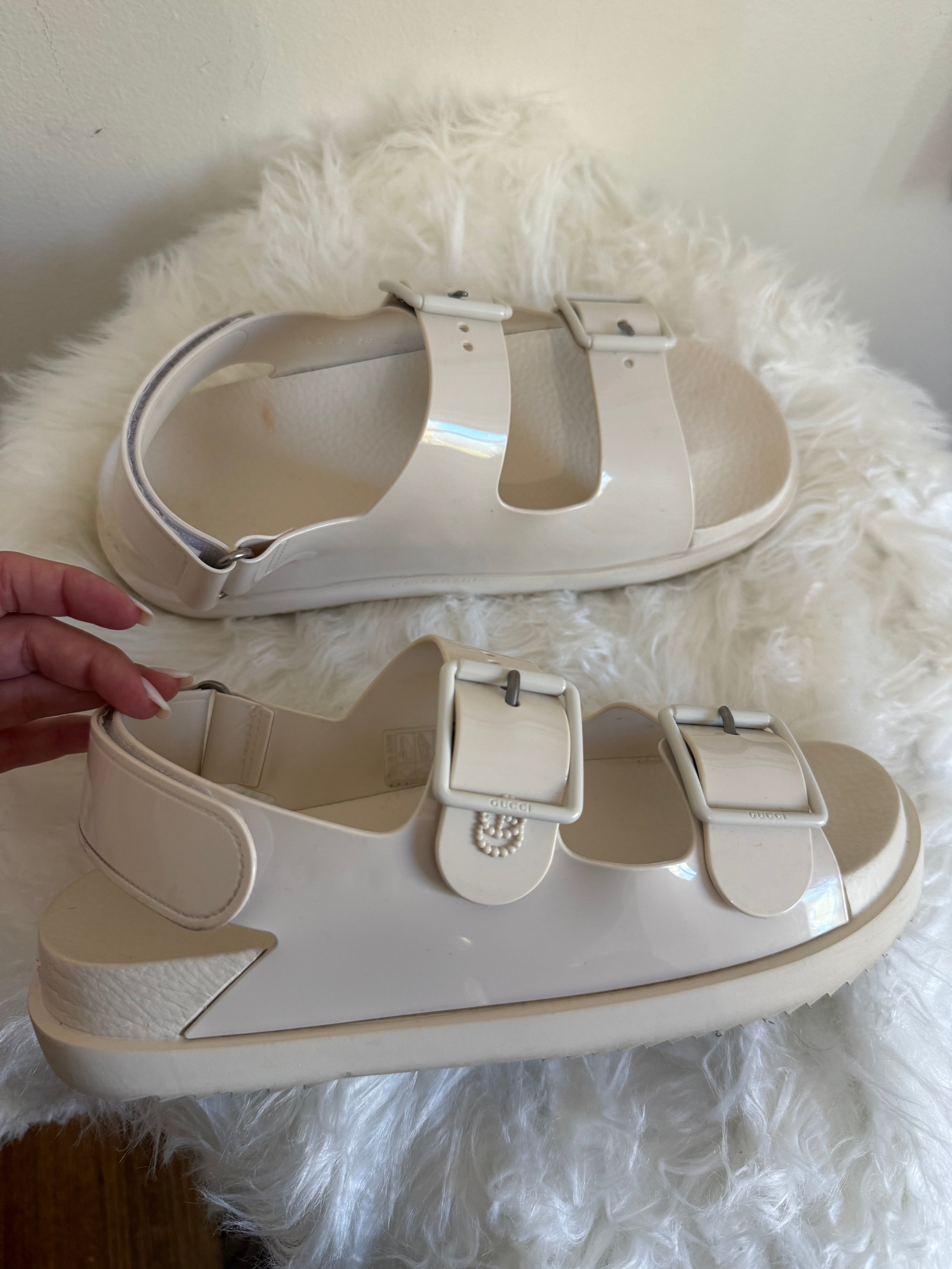 GUCCI ISLA RUBBER DAD buckle SANDALS