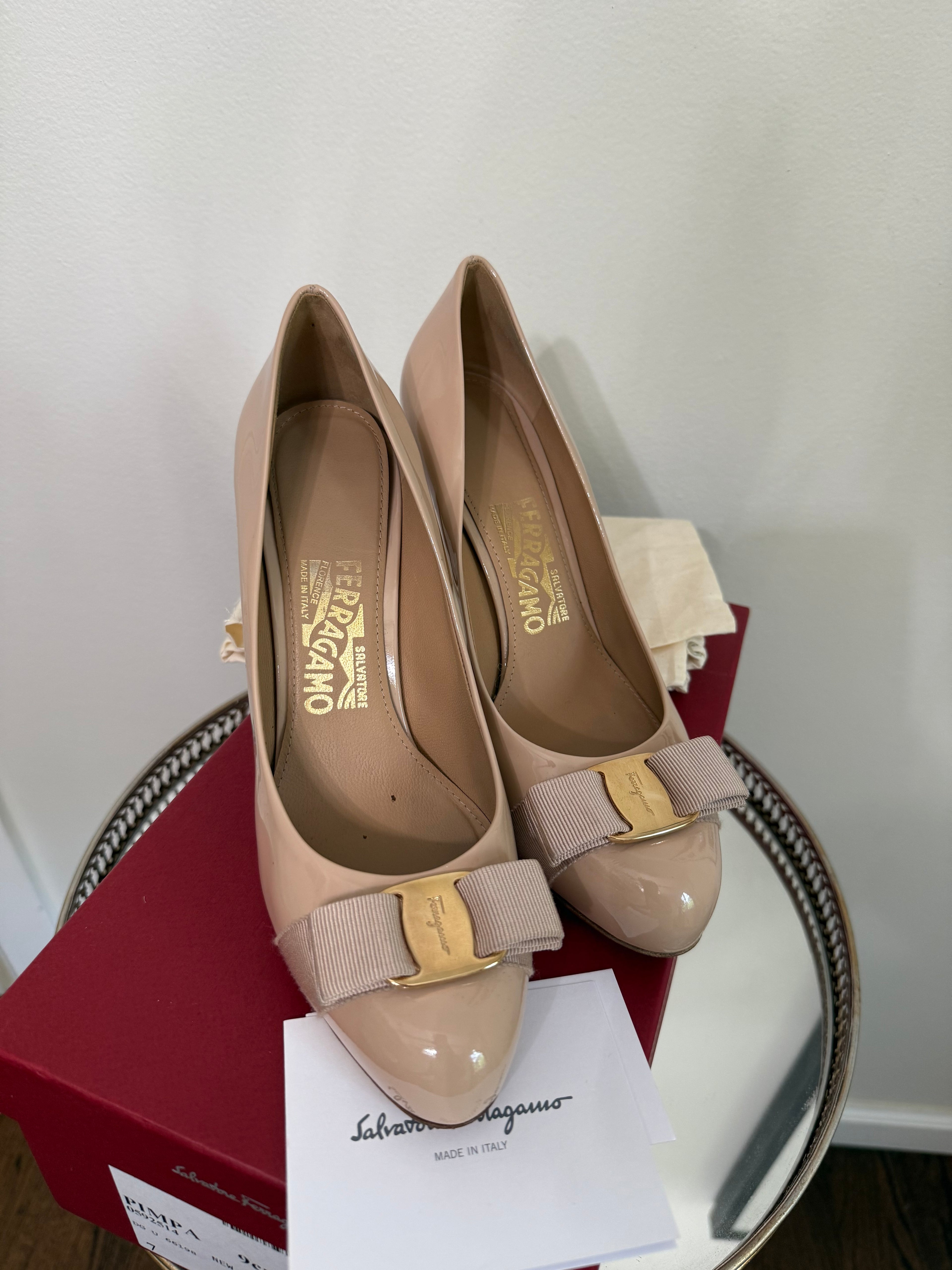 FERRAGAMO VARA BOW PATENT PUMP