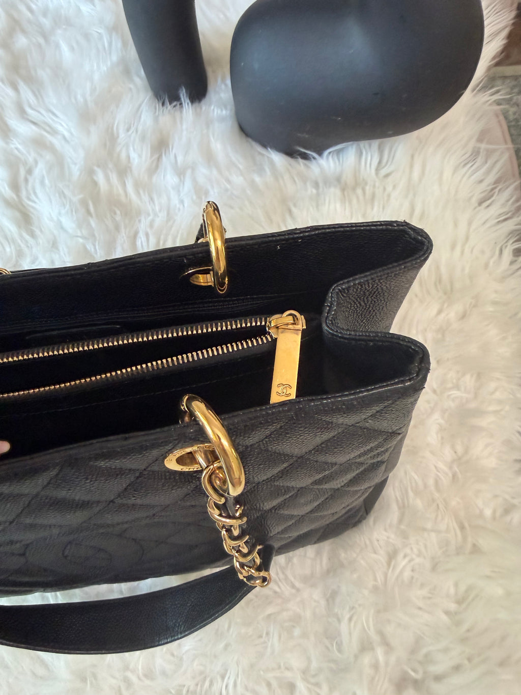CHANEL GRAND TOTE IN CAVIAR LEATHER