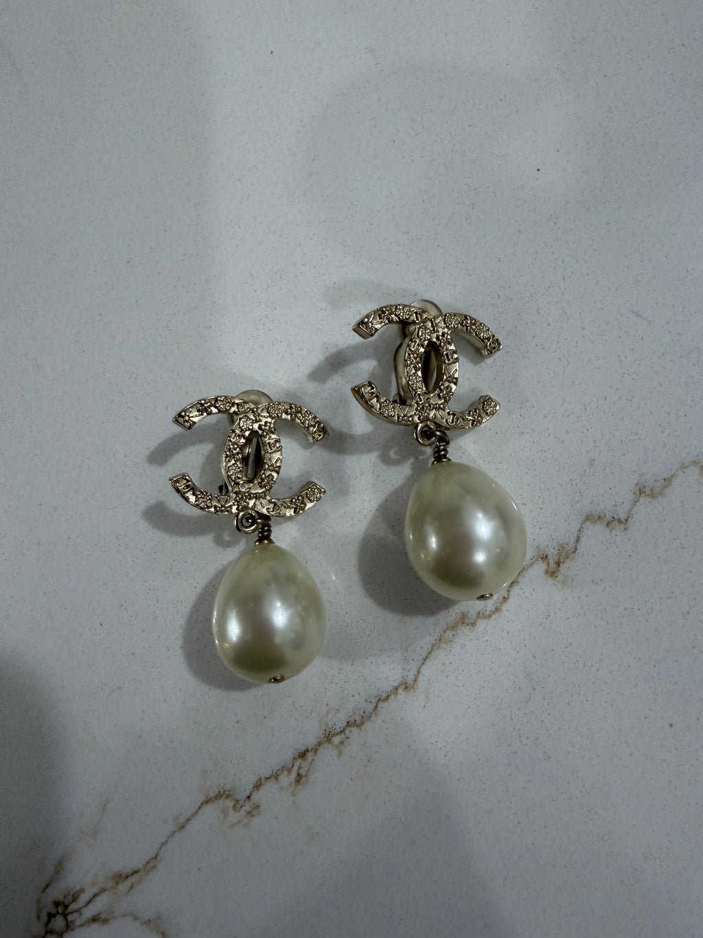 CHANEL CC TEAR DROP PEARL EARRING