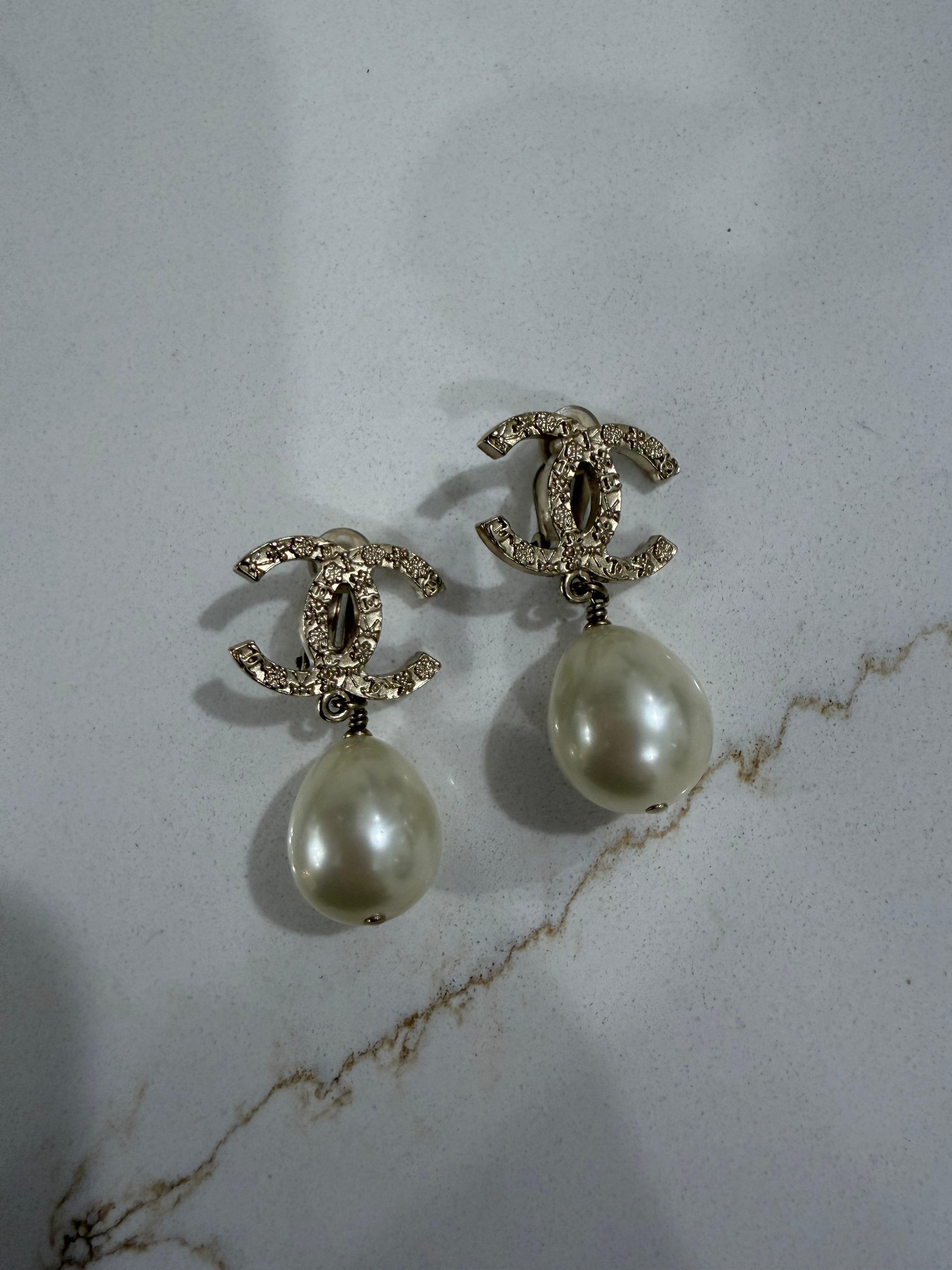 CHANEL CC TEAR DROP PEARL EARRING