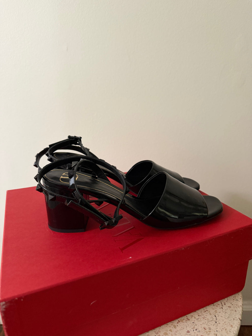 VALENTINO GARAVANI ROCKSTUD PATENT LEATHER SANDALS