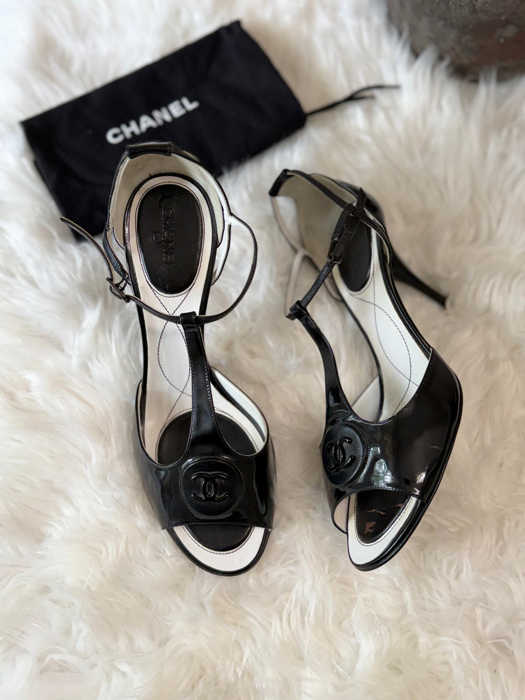 CHANEL VINTAGE INTERLOCKING CC LOGO SANDAL