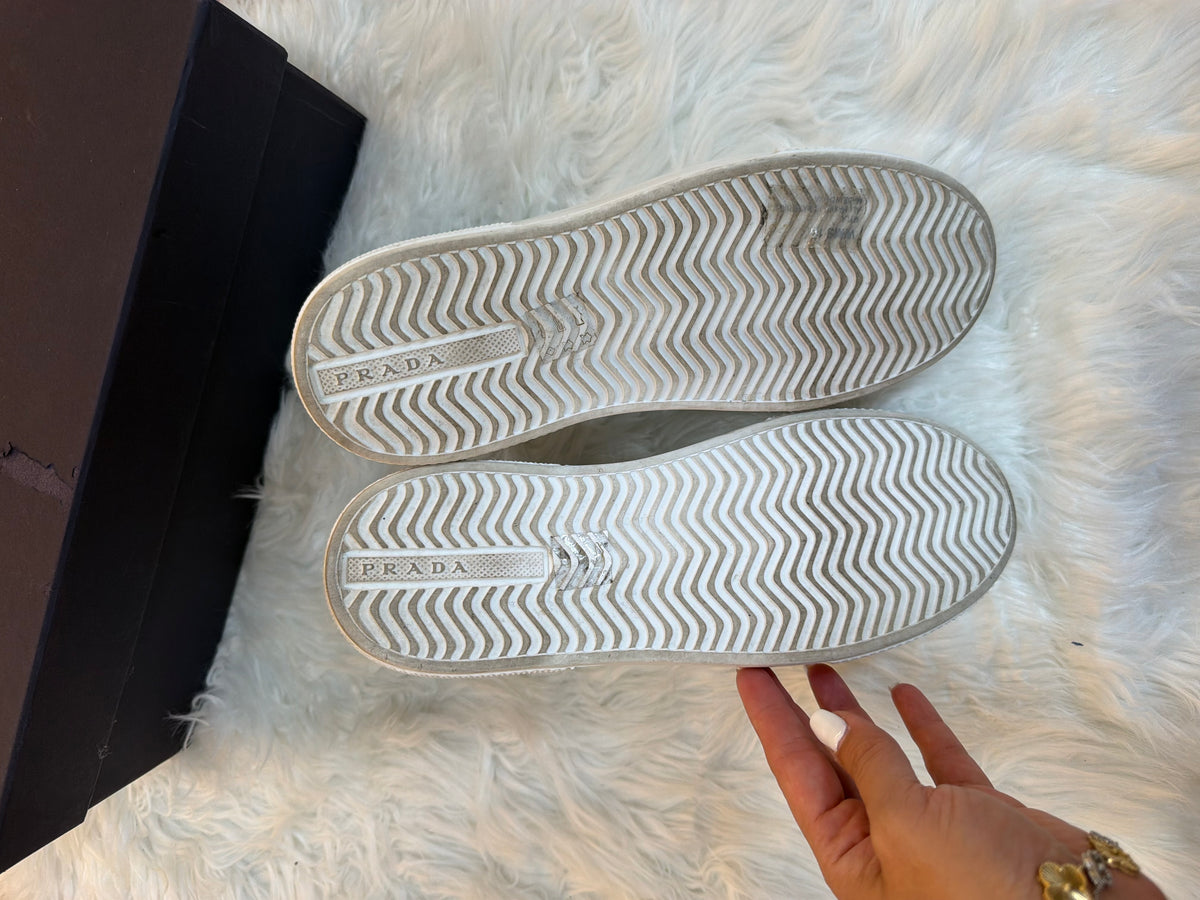 PRADA LOW TOP LEATHER SNEAKERS
